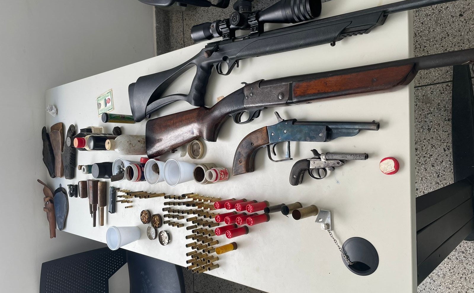 FLAGRANTE: Operação da PM apreende arsenal de armas em casa e pai de acusado é preso