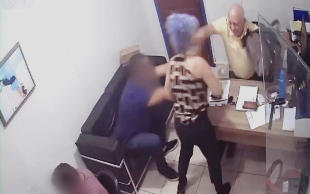 DESINTELIGÊNCIA:  Vídeo mostra agressão contra idosa de 73 anos em papelaria