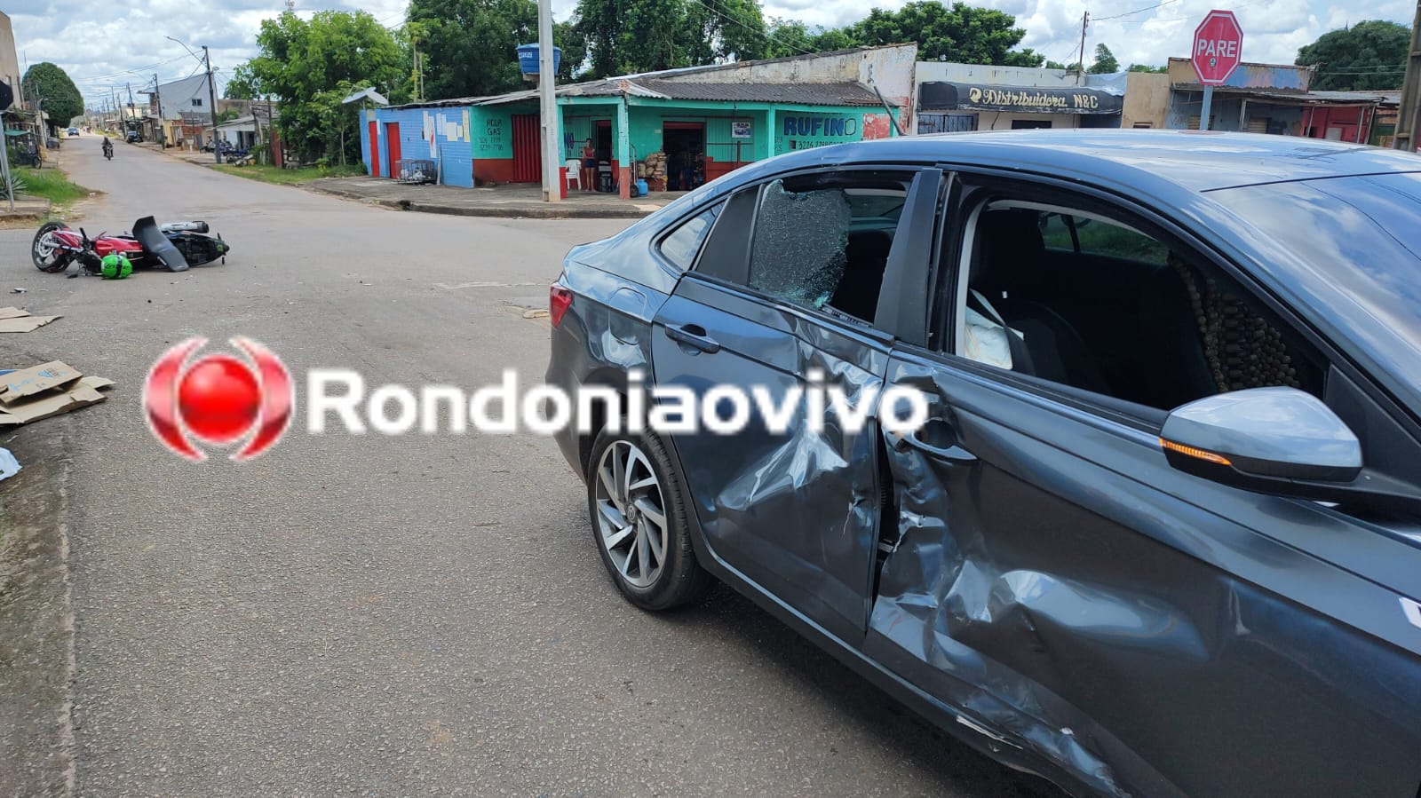 VÍDEO: Motociclista fica gravemente ferido após violenta batida contra carro