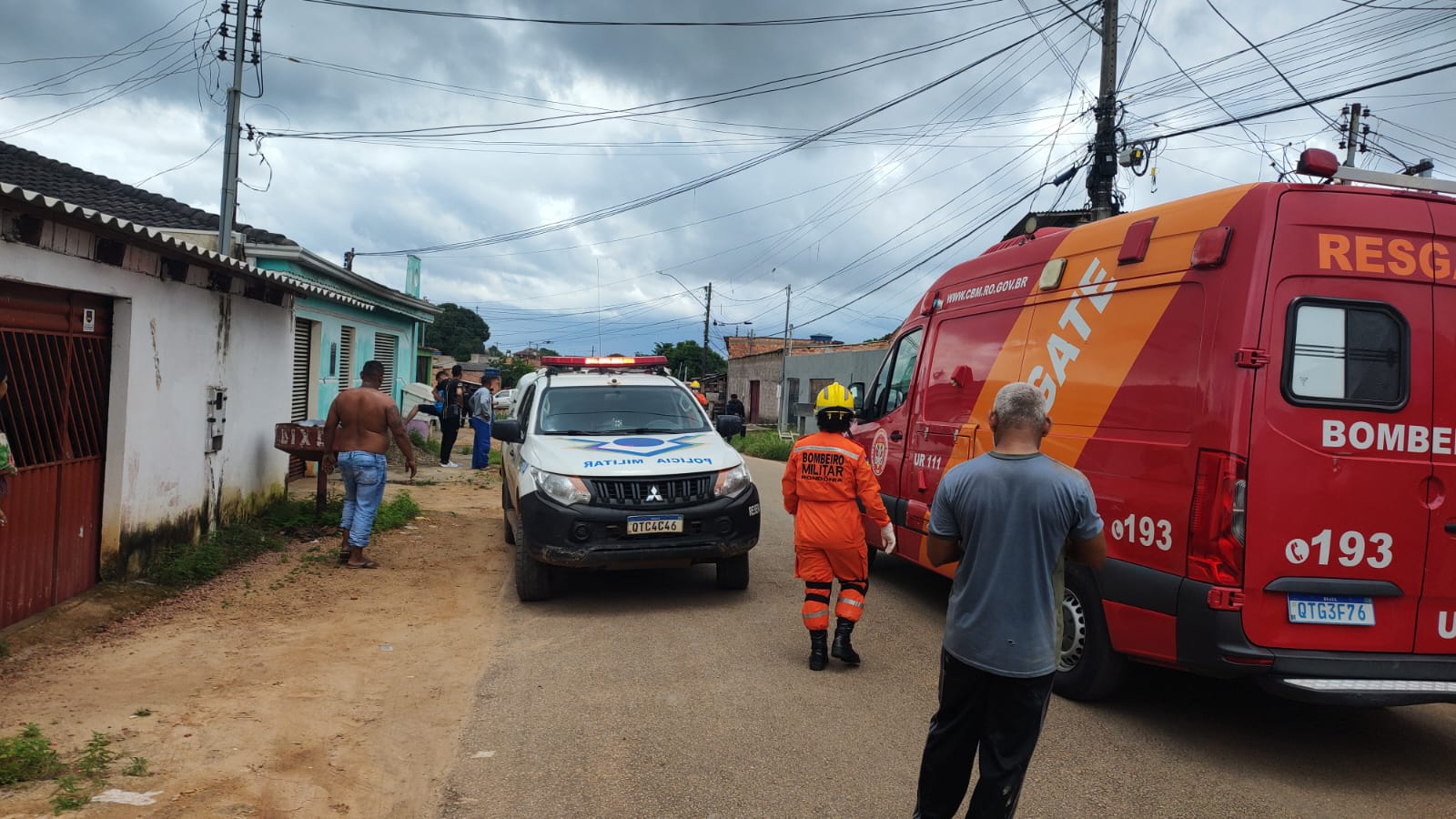 VÍDEO: Homem armado mantém mulher refém em residência