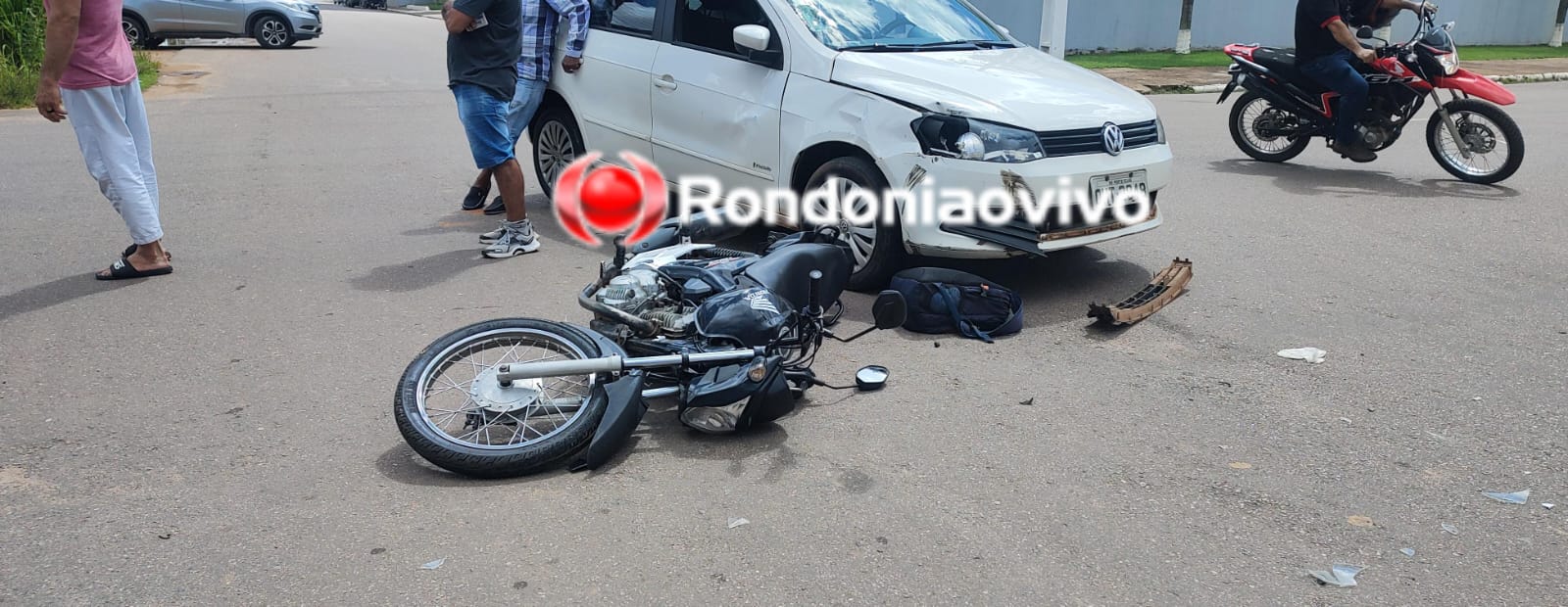 VÍDEO: Homem e mulher ficam feridos após forte batida entre carro e moto