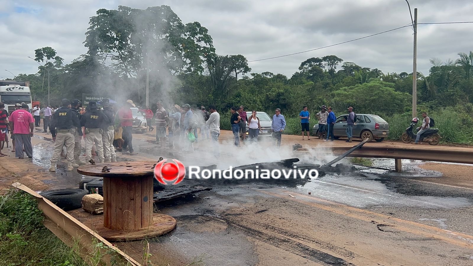 VÍDEO: Moradores fecham a ponte do rio Madeira durante protesto