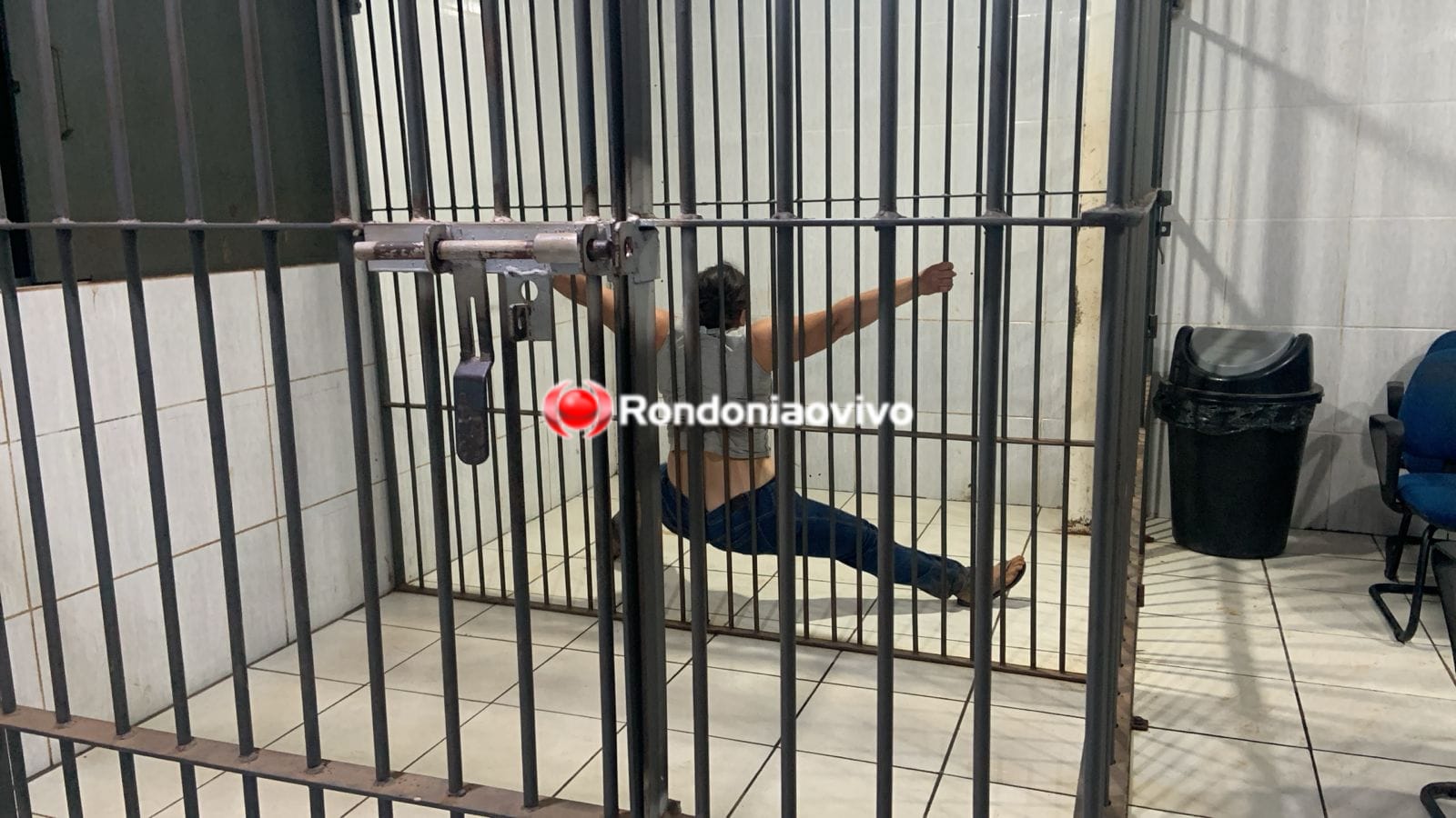 TRANSTORNADA: Mulher armada com espingarda atira várias vezes na rua e atinge homem 