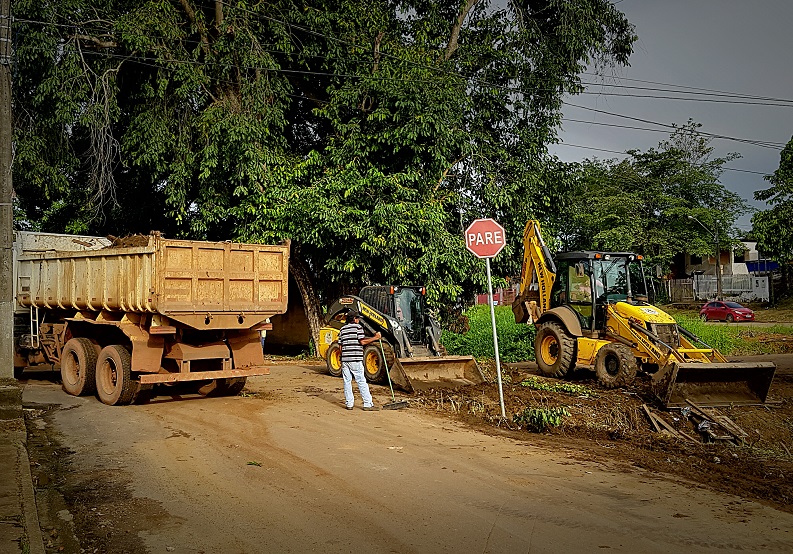 LIMPEZA E ILUMINAÇÃO: Mutirão  é realizado no bairro Mocambo a pedido de Márcio Miranda