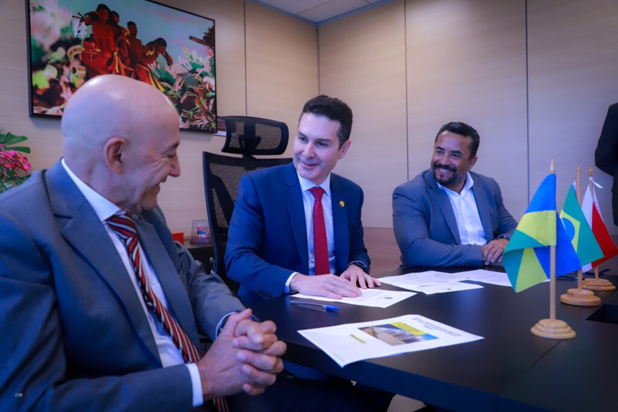 CONFÚCIO MOURA: Ministro das Cidades assina para retomada das obras de moradias populares