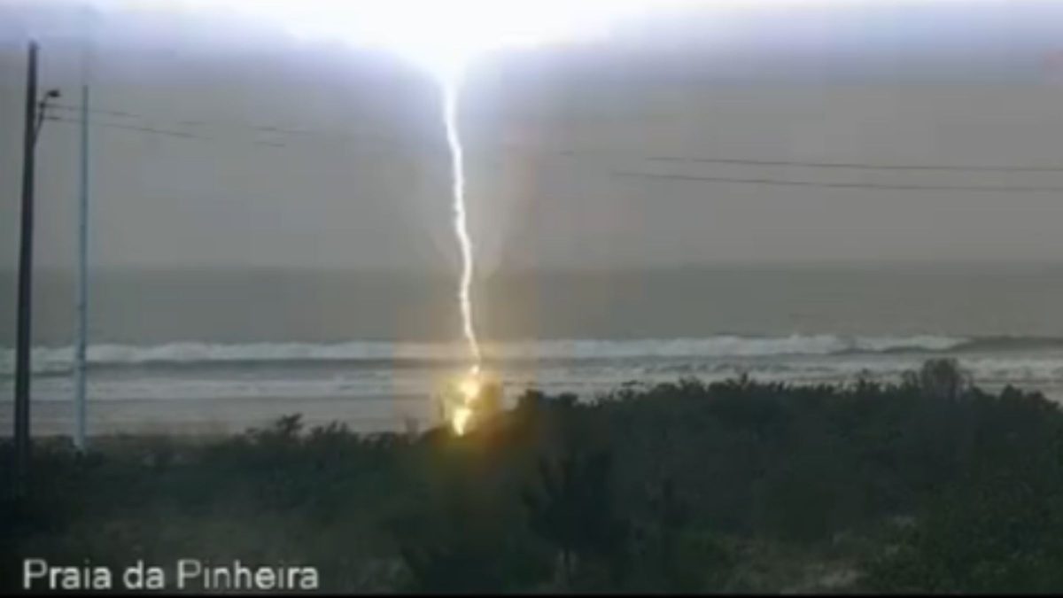 TEMPESTADE: Mulher é atingida por raio enquanto caminhava na Praia da Pinheira