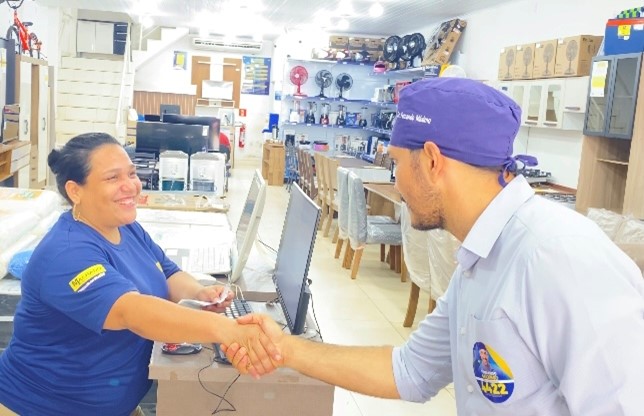 CAMPANHA: O candidato a deputado federal Fernando Máximo iniciou visitas na capital