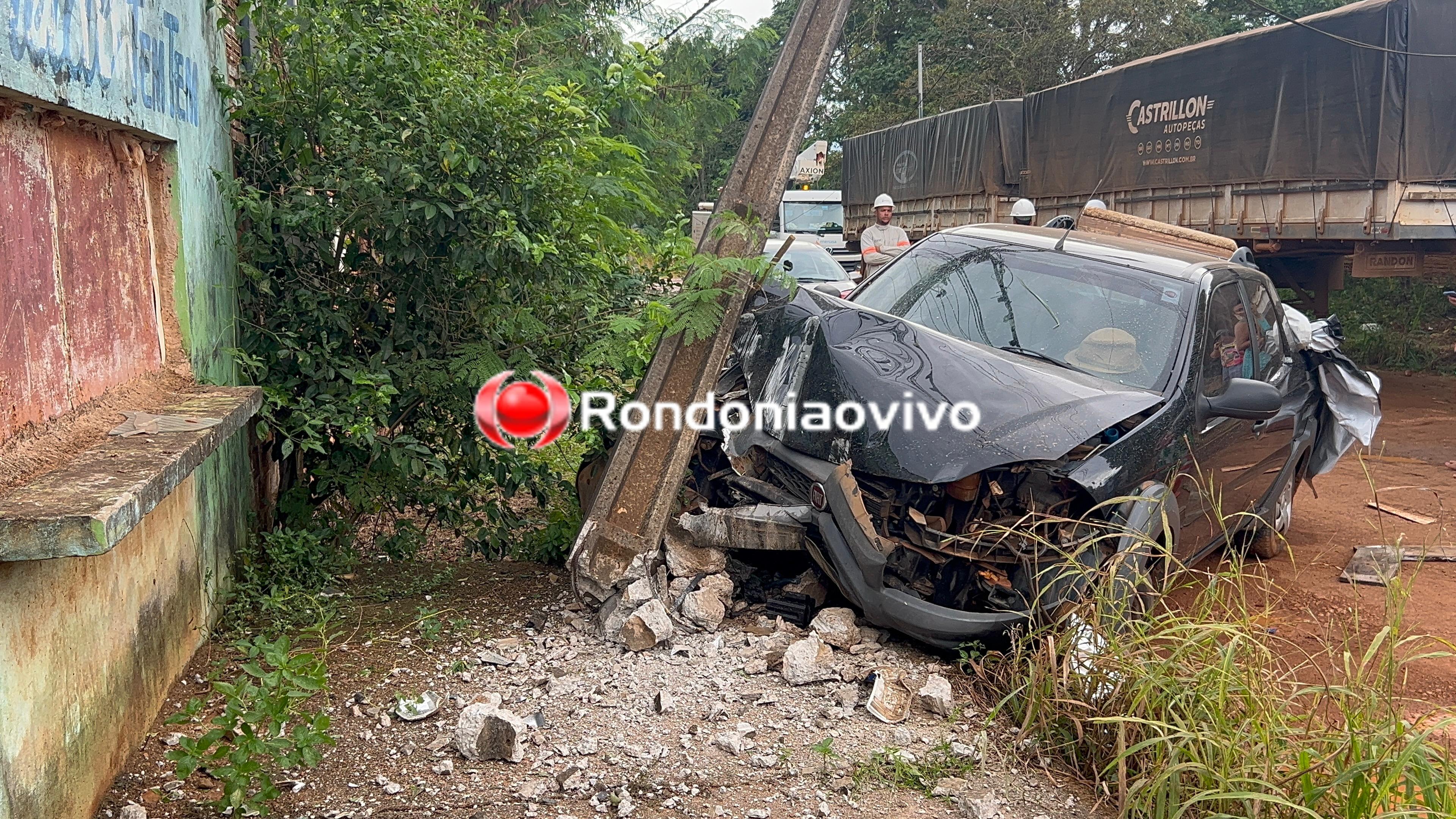URGENTE: Motorista passa mal e três pessoas ficam feridas após carro bater em poste