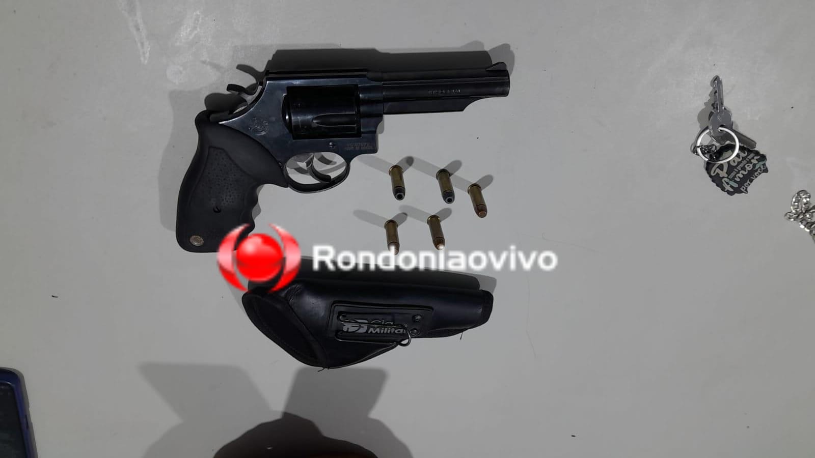 DENÚNCIA ANÔNIMA: Apenados e comparsa são presos bebendo armados em conveniência