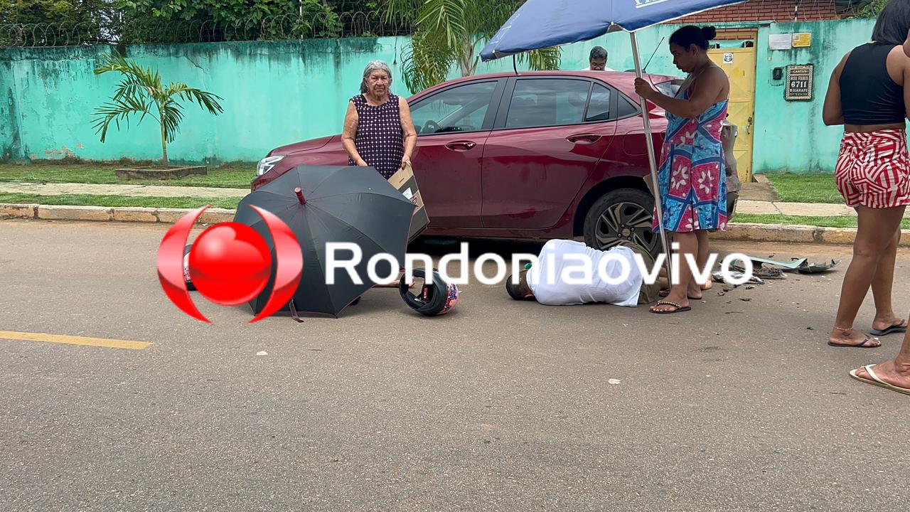 URGENTE: Casal em moto fica em estado grave ao bater em carro parado