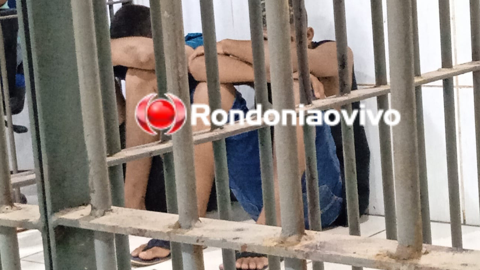 ARMA NA CINTURA: Criminosos são interceptados pela PM logo após roubo em parada de ônibus 