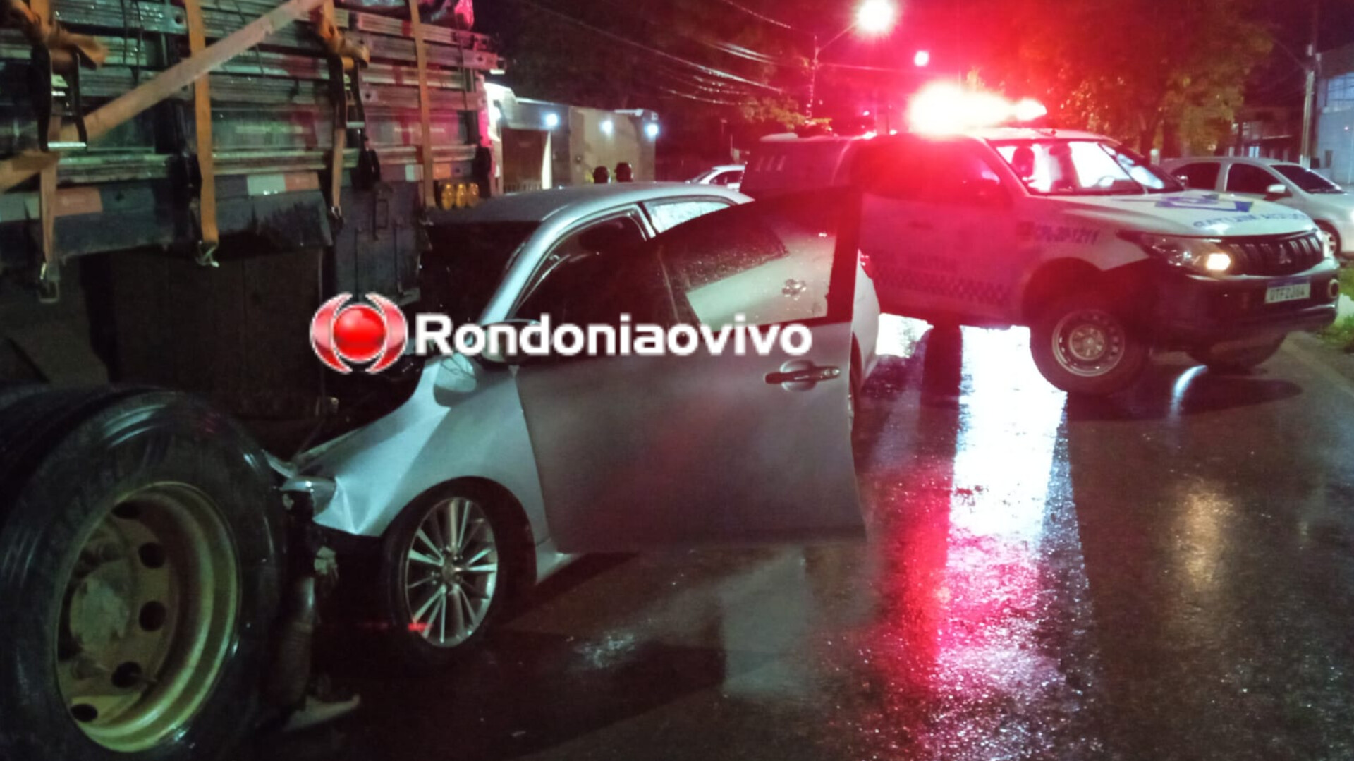 NA GUAPORÉ: Corolla com idoso e criança bateu violentamente na traseira de caminhão 
