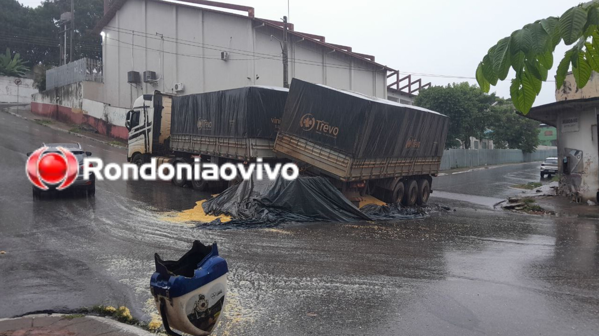 CENAS DA CIDADE: Carreta não consegue subir ladeira no Centro e volta de ré 