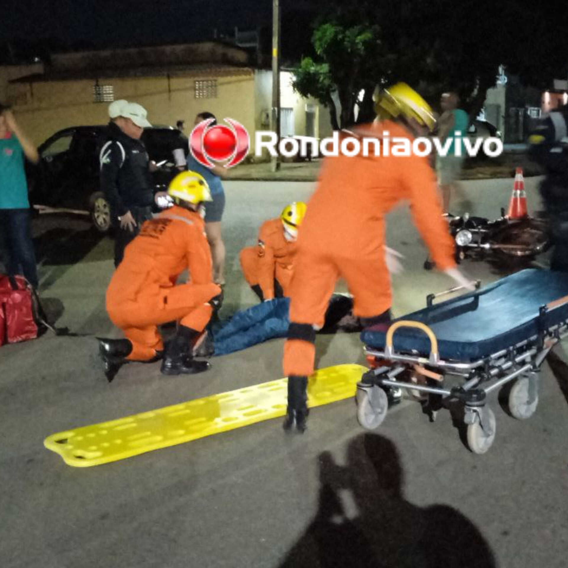 FERIDO: Motoboy bate em cheio contra carro após mulher fazer conversão em cruzamento 