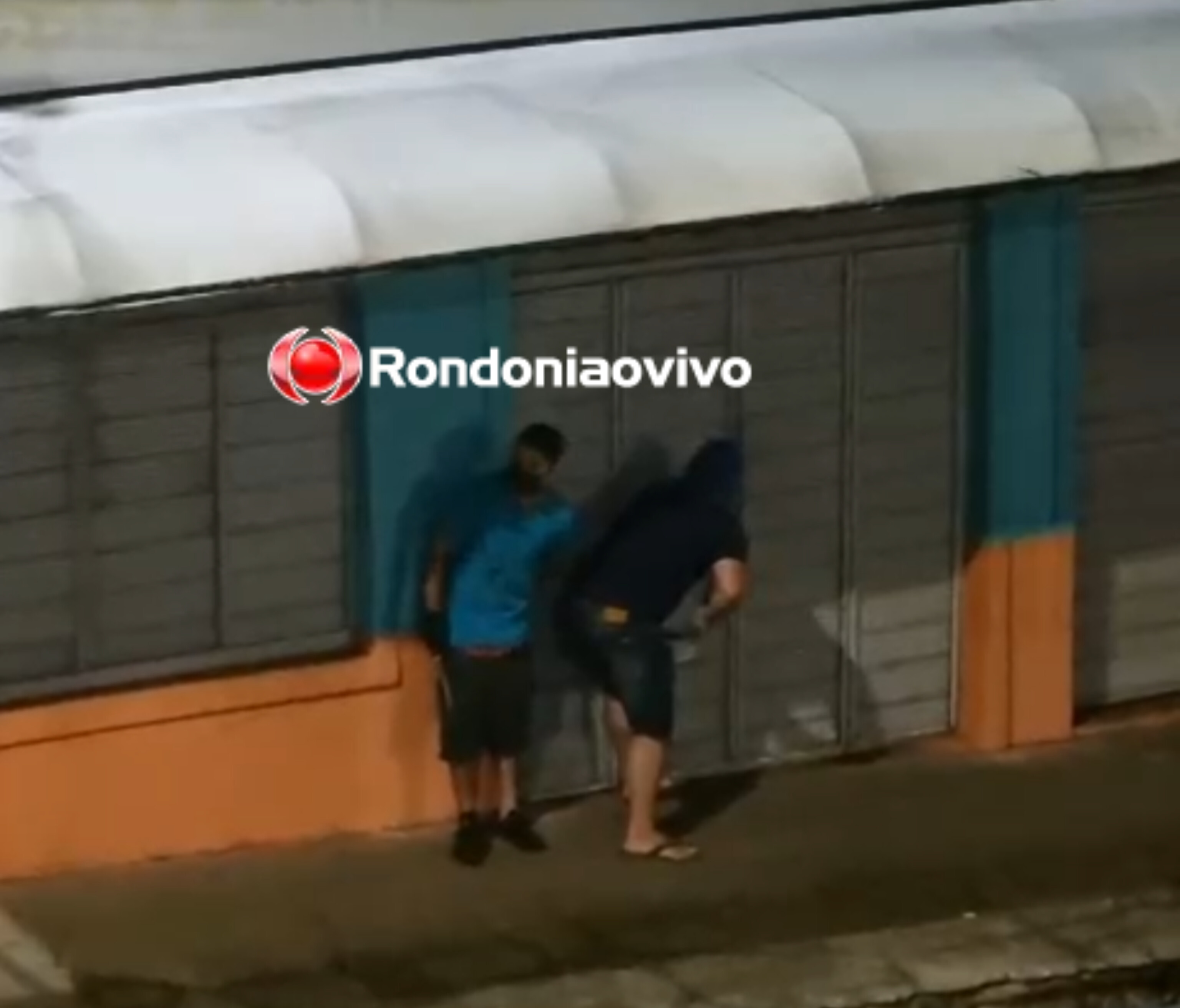 VÍDEO: Ladrões são flagrados tentando arrombar porta de restaurante no Centro 