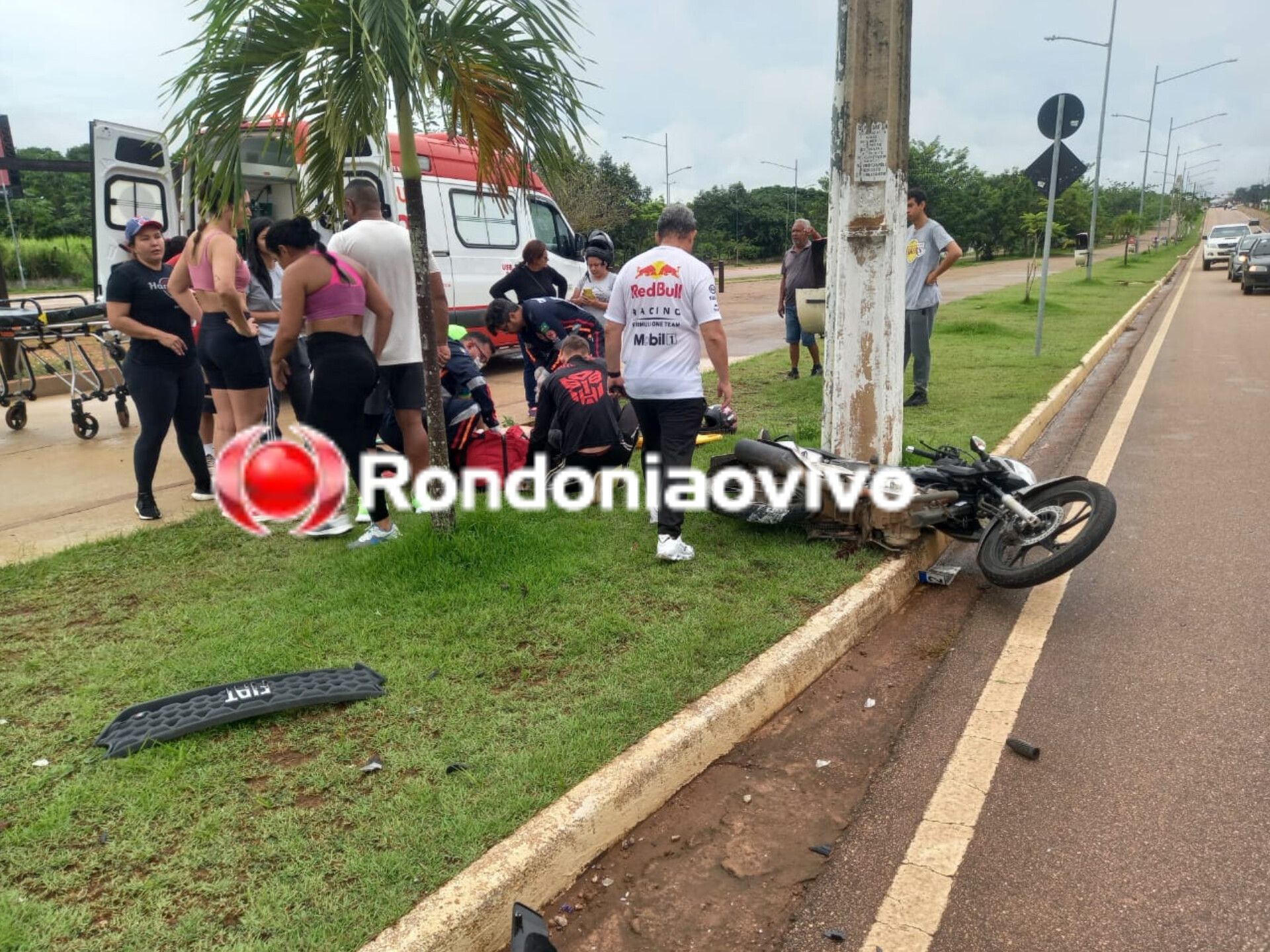 ESPAÇO ALTERNATIVO: Motociclista quebra perna e braço após grave batida em carro e poste 