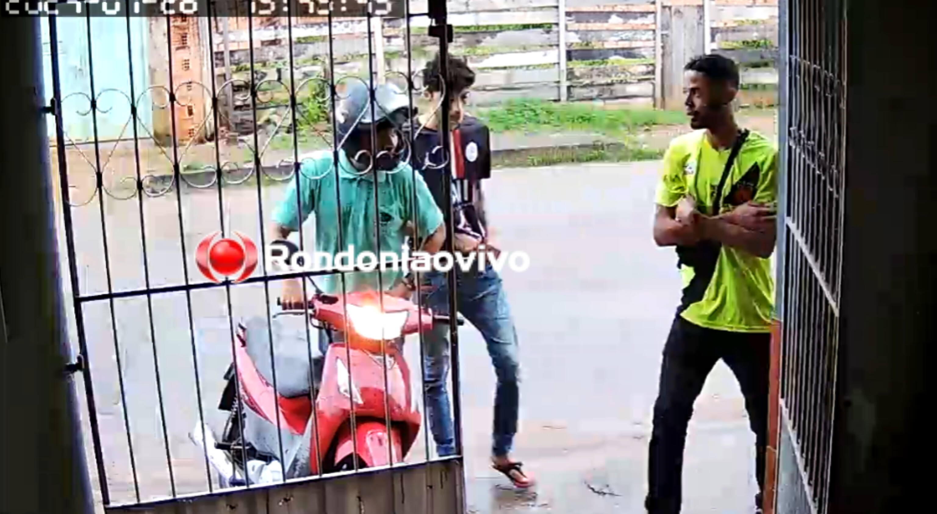 VÍDEO: Criminosos são filmados roubando motocicleta na frente de residência 