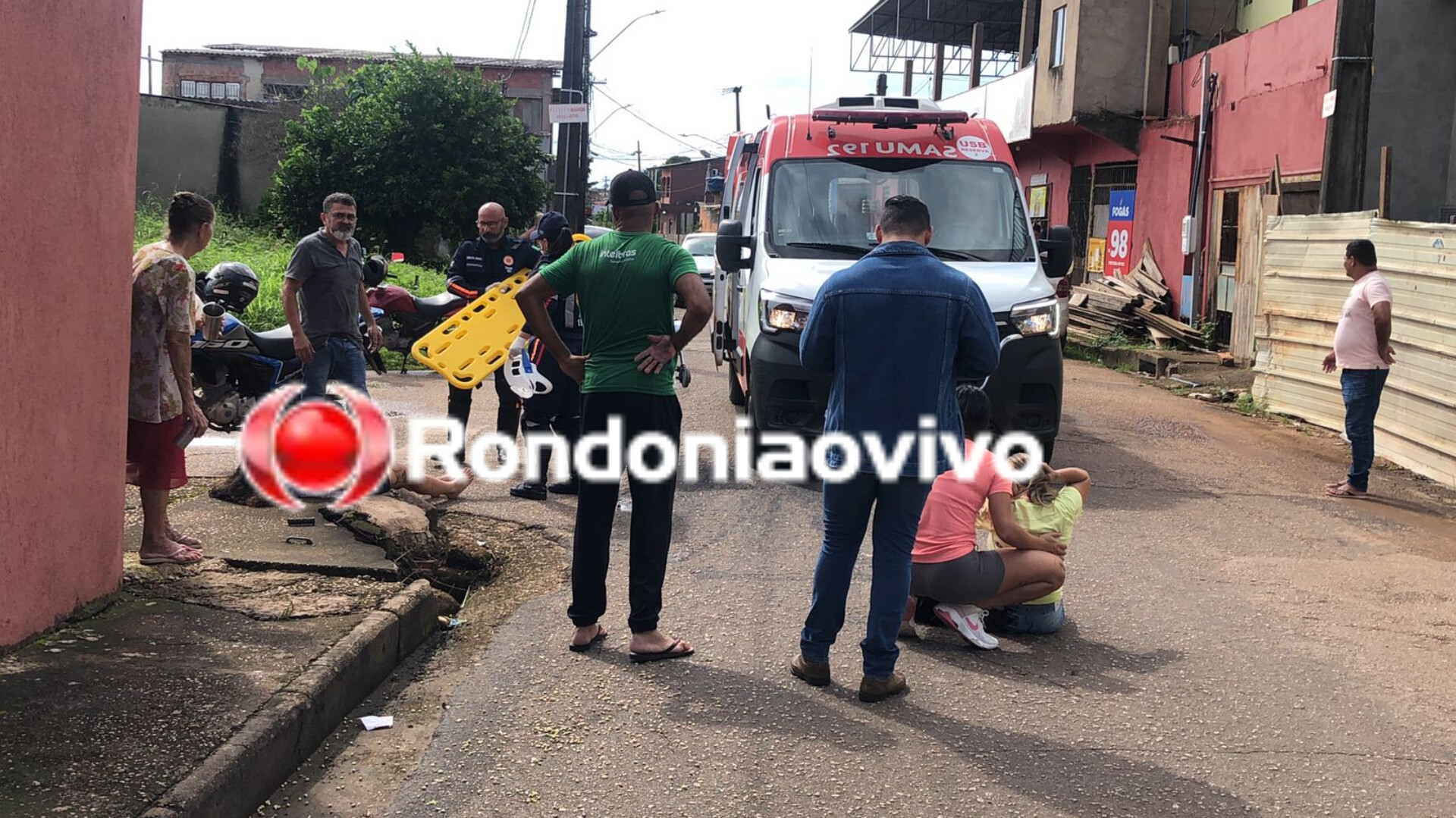 QUEDA: Criança e mãe sofrem acidente após gato atravessar na frente de moto