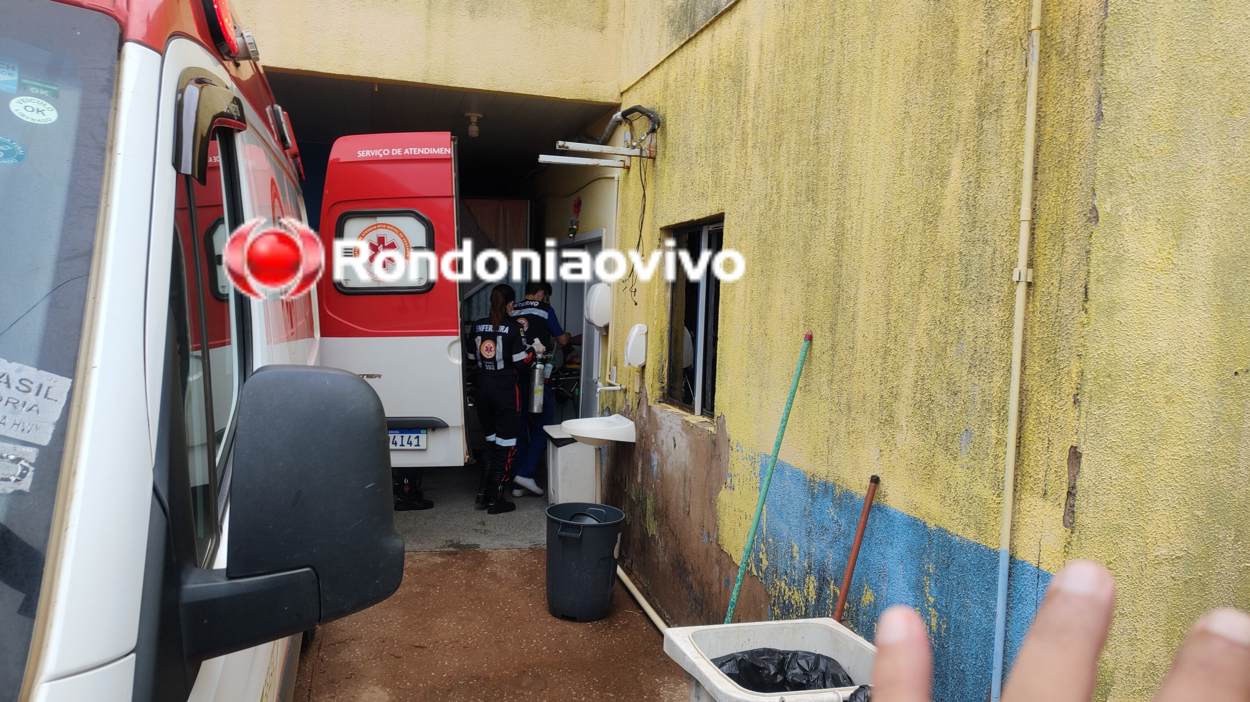 INTUBADO: Idoso fica em estado gravíssimo ao cair do telhado de residência 