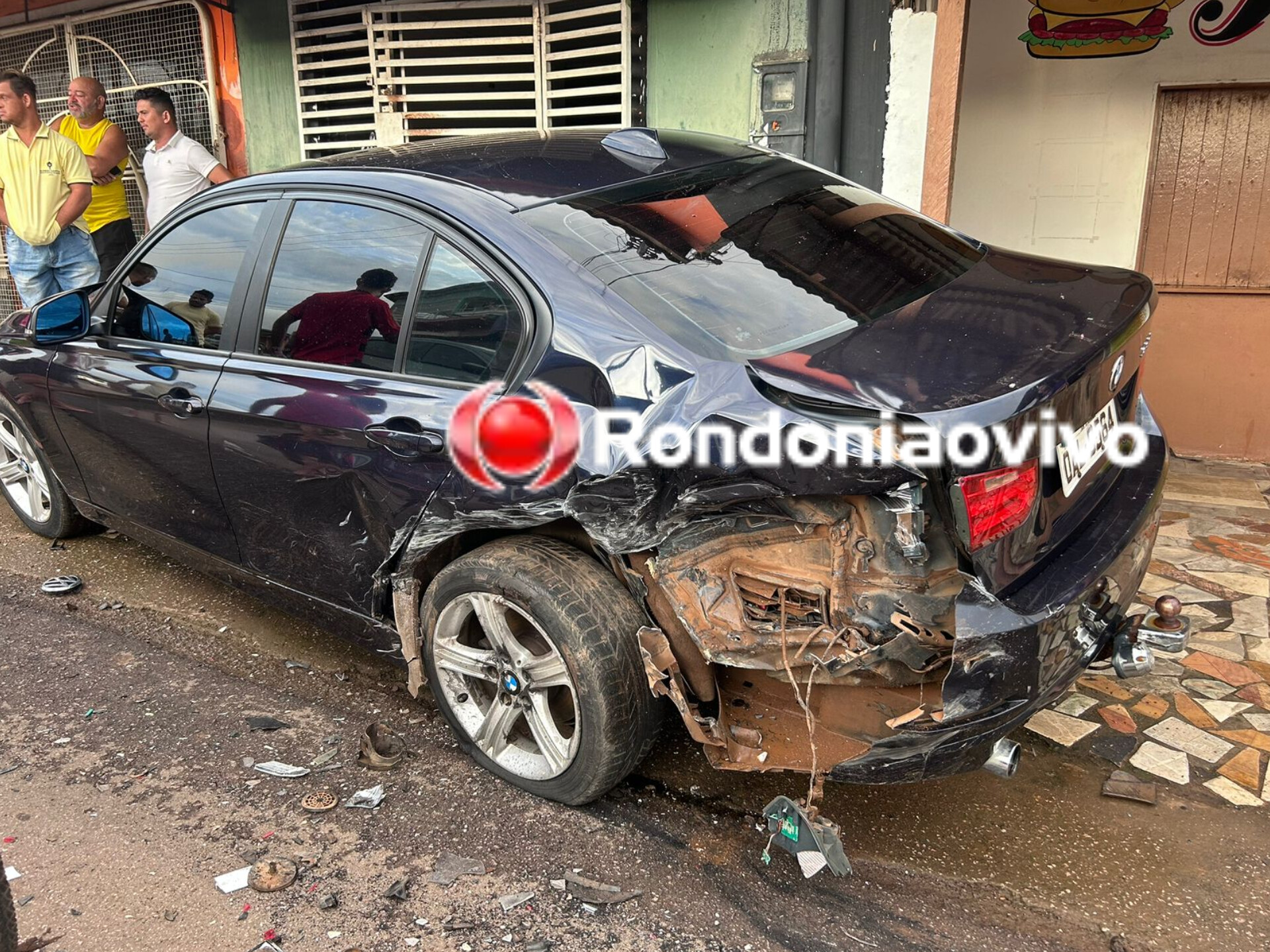MULHER PRESA: Carro Voyage bate violentamente na traseira de BMW parada 