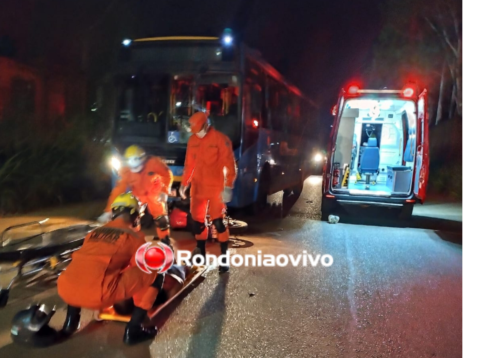 FRONTAL: Motociclista bate de frente com ônibus na Estrada dos Japoneses 