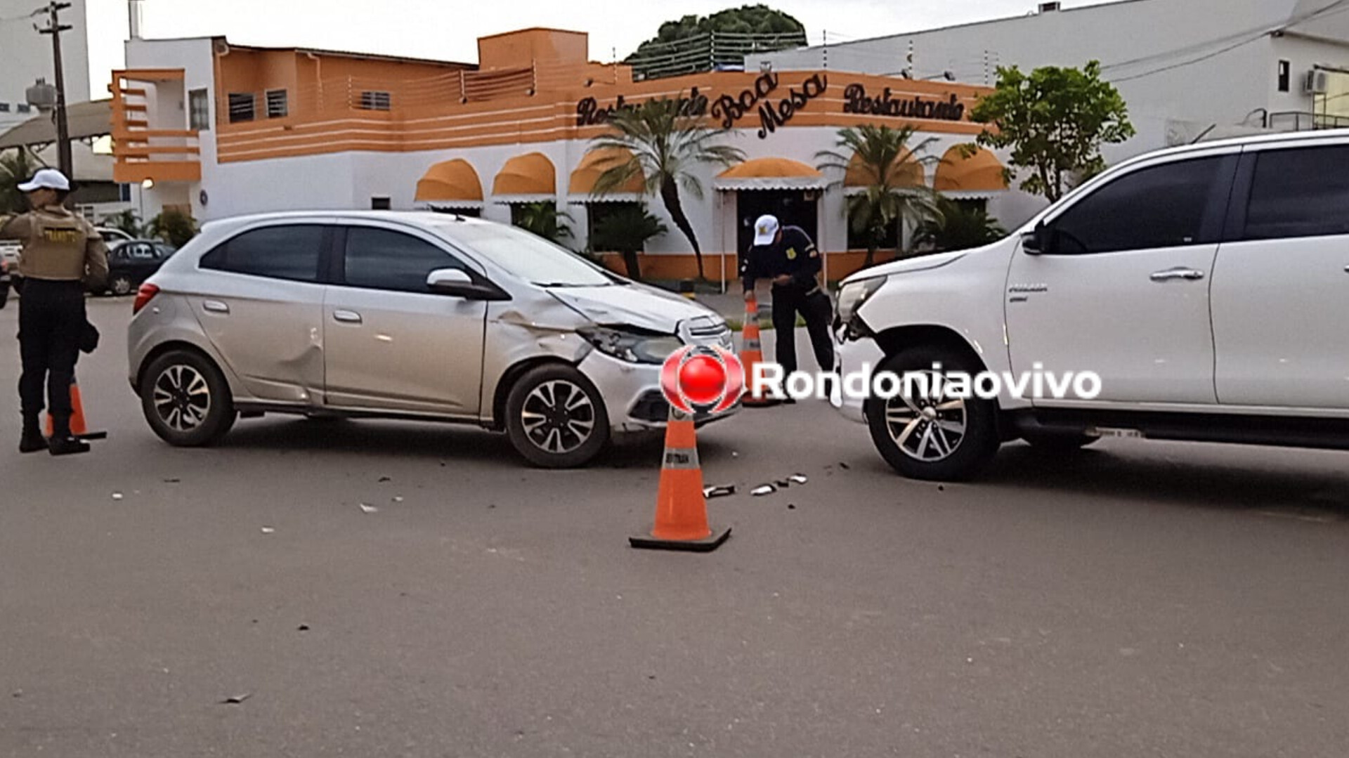NA PRESSA: Motoboy se choca em dois veículos ao tentar passar em 'corredor' 