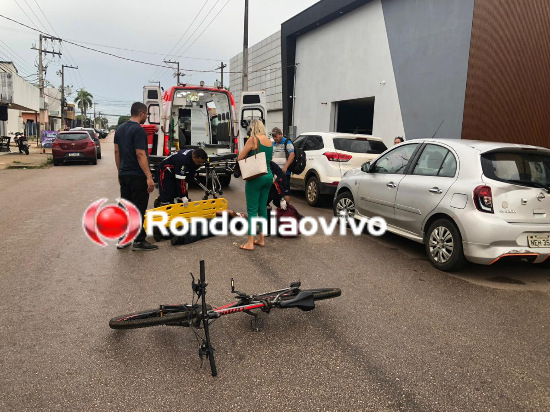 DESACORDADO: Condutor de Yamaha Fazer sofre ferimentos após bater na traseira de Toyota 
