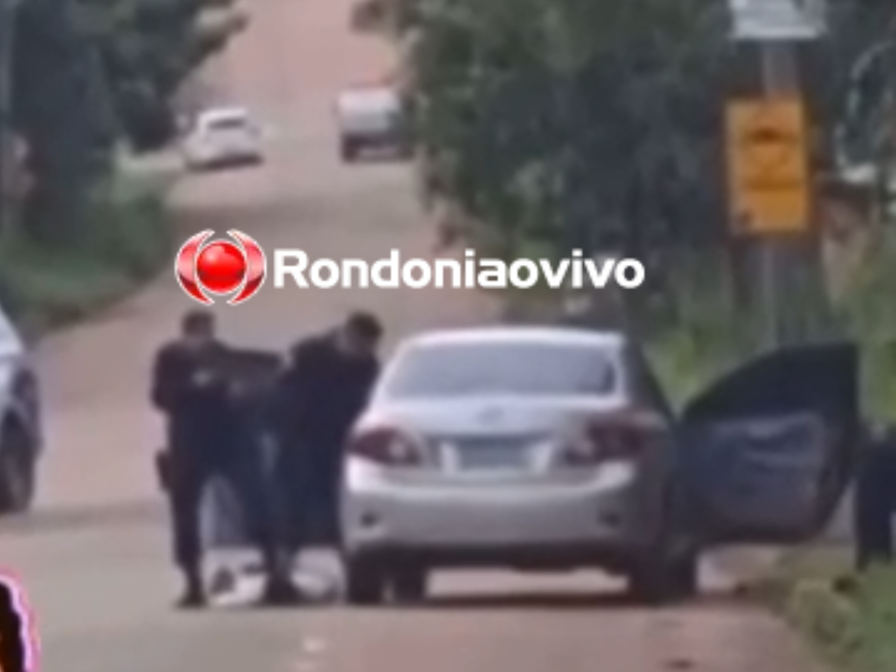 ASSISTA: Vídeo mostra momento de prisão de trio em Corolla e furto de 700 peças de roupas