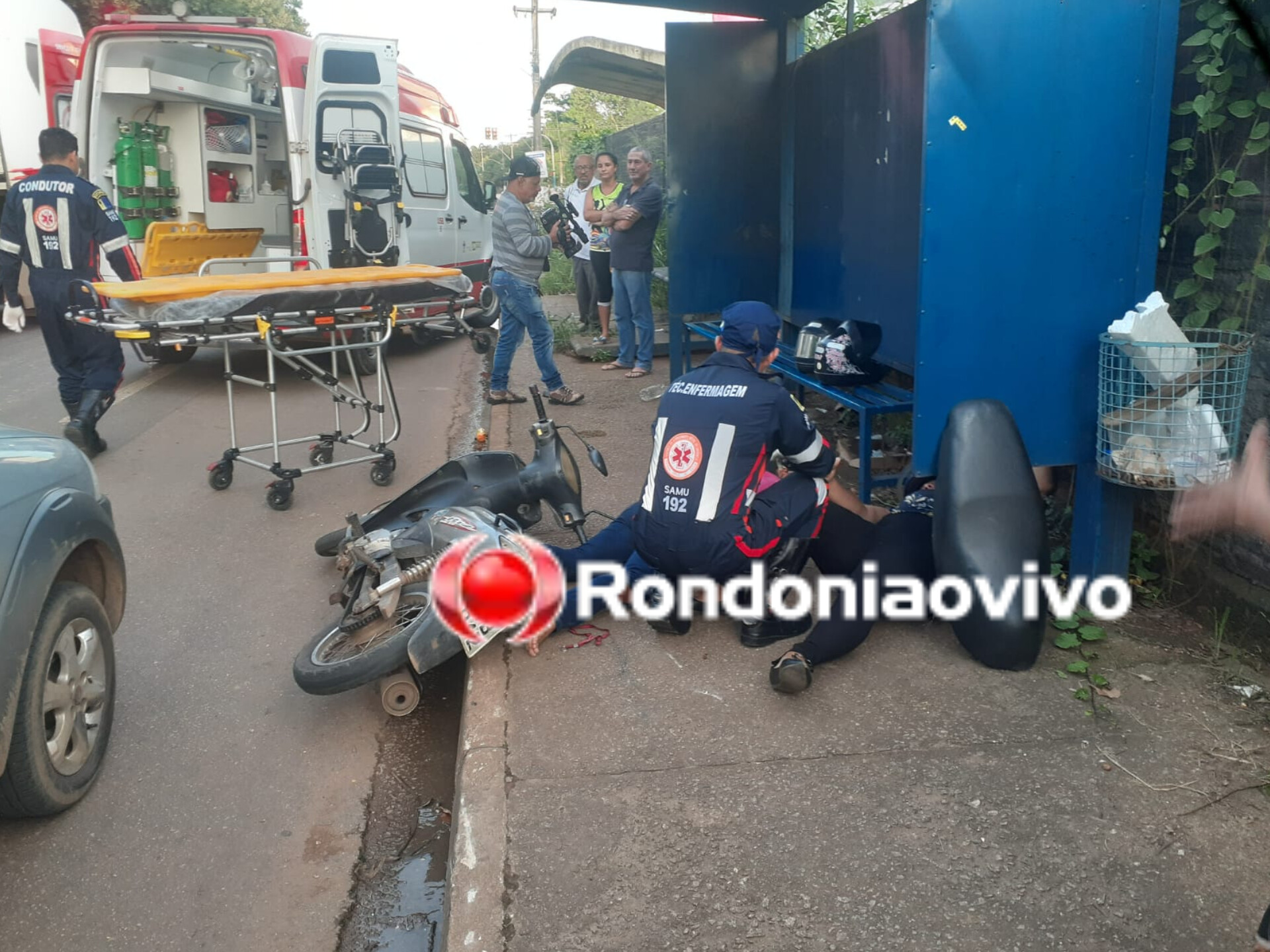 AV. IMIGRANTES: Mulheres são jogadas contra parada de ônibus em acidente na capital 