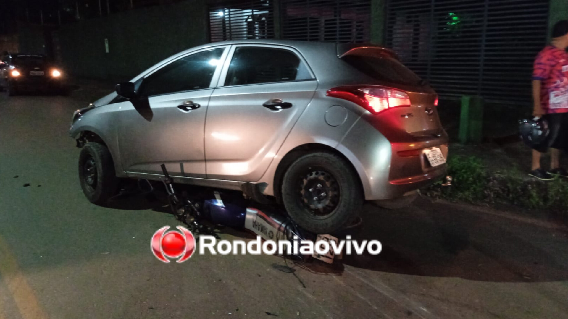 IMPRUDÊNCIA NO TRÂNSITO: Motocicleta é arrastada por carro na Avenida Pinheiro Machado 
