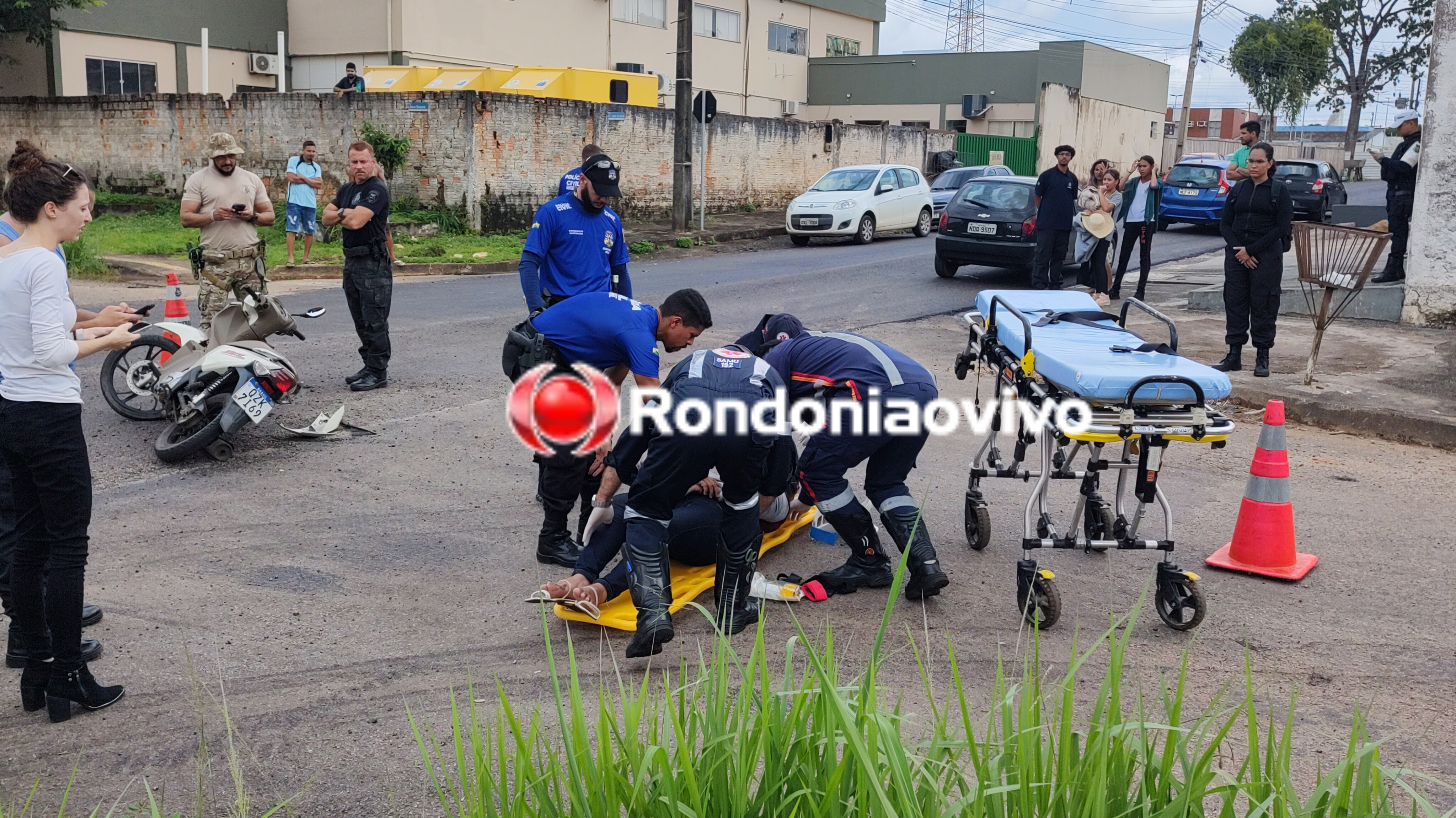 VÍDEO: Mulher em moto sofre ferimentos após ser atingida por Honda Fit