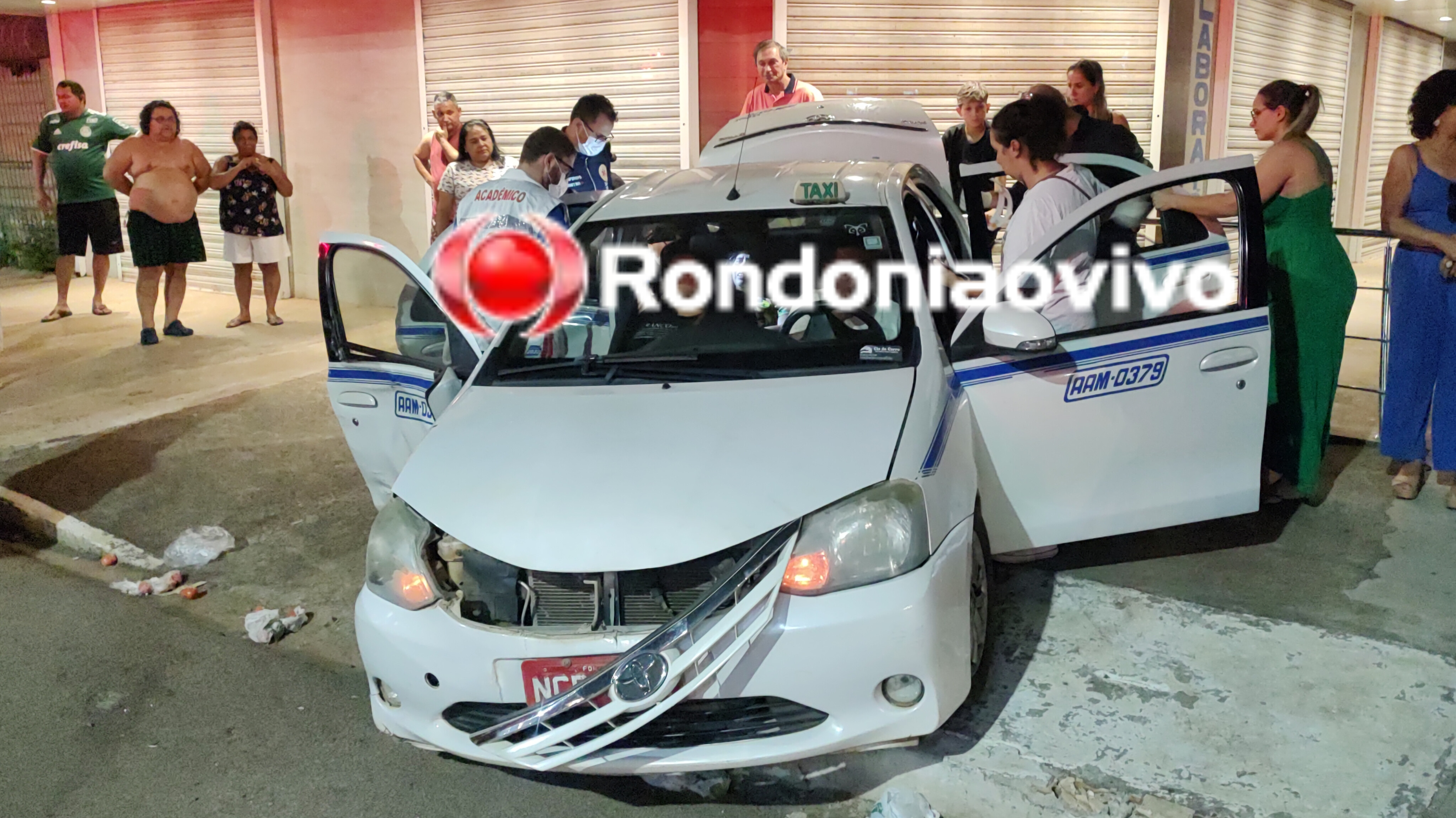 VÍDEO: Quatro pessoas sofrem lesões após grave batida entre táxi e S10