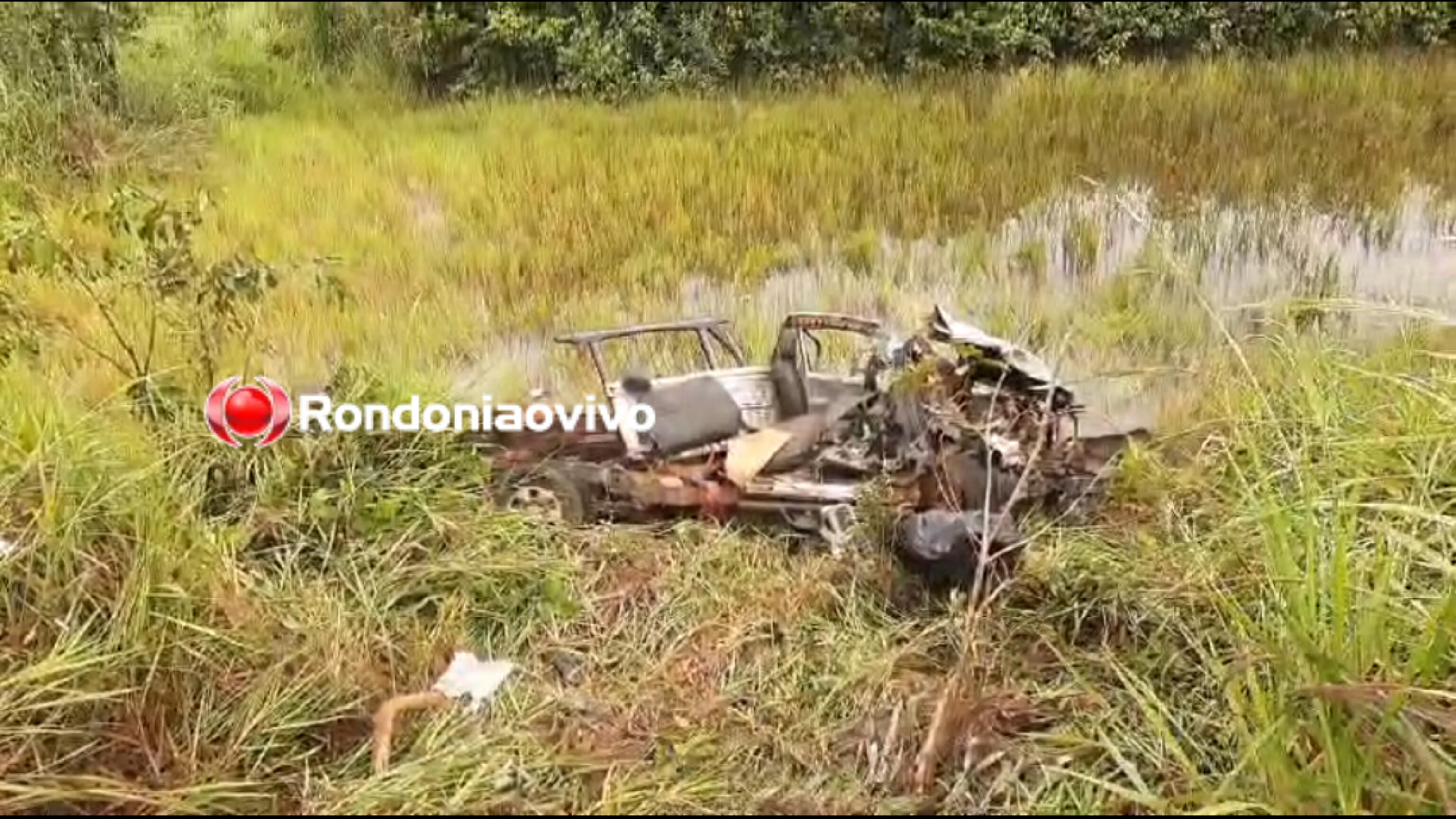 VIDEO: Caminhonete fica destruída e motorista gravemente ferido após batida com carreta na BR-364