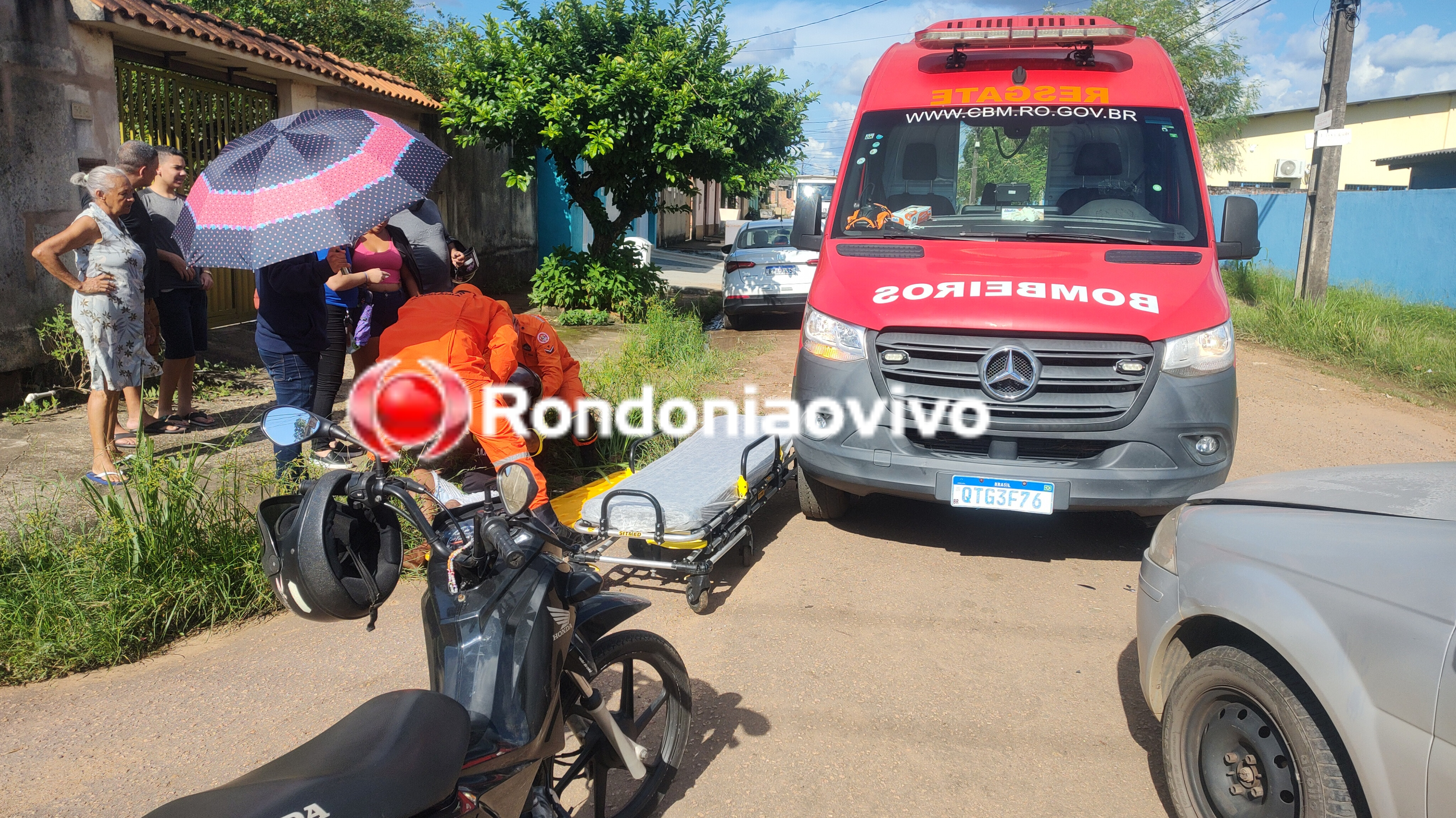 NO MEIO FIO: Motociclista fica gravemente ferido após batida com carro na zona Sul