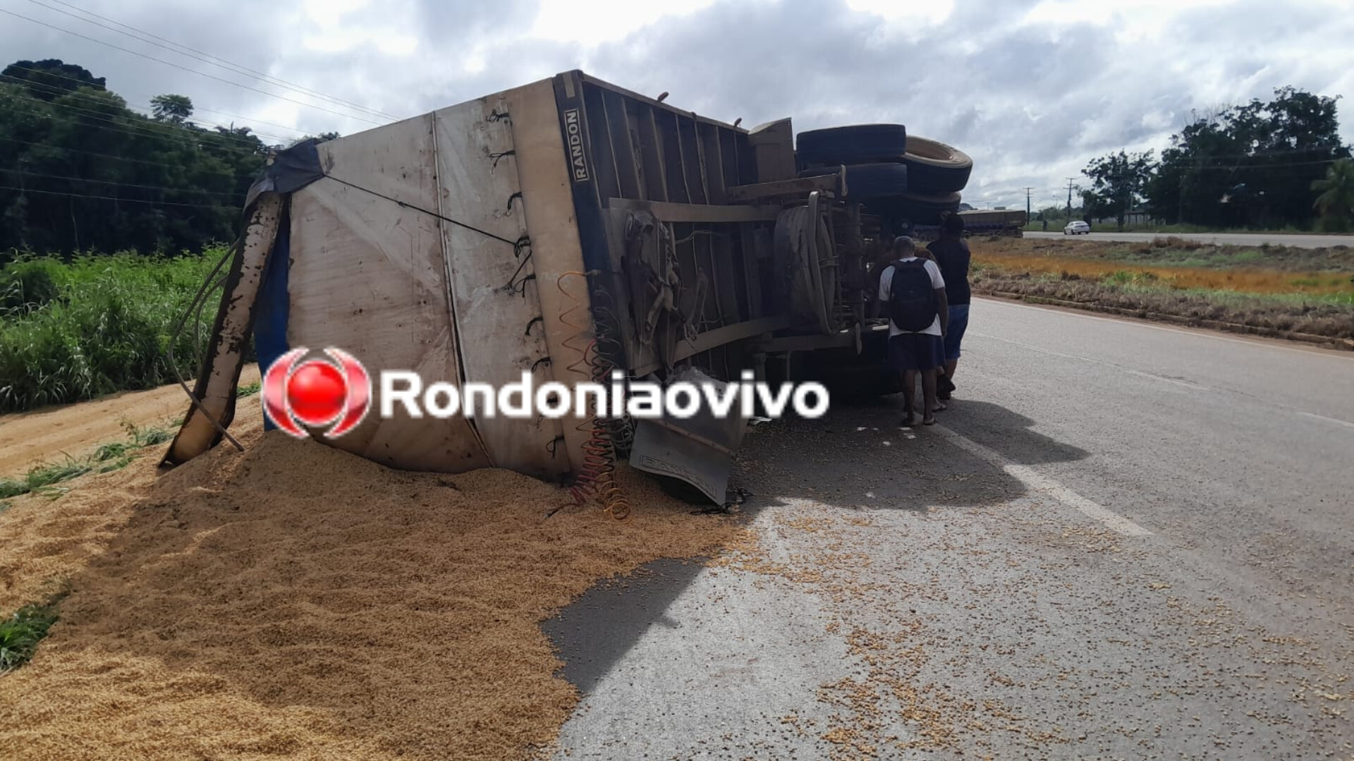 ACIDENTE: Carreta bi-trem carregada de soja tomba na BR-364 em frente a hospital