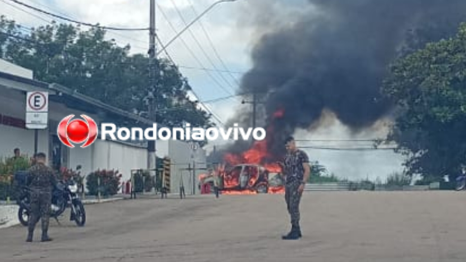 VÍDEO: Carro é destruído por incêndio na frente de hospital do Exército Brasileiro 