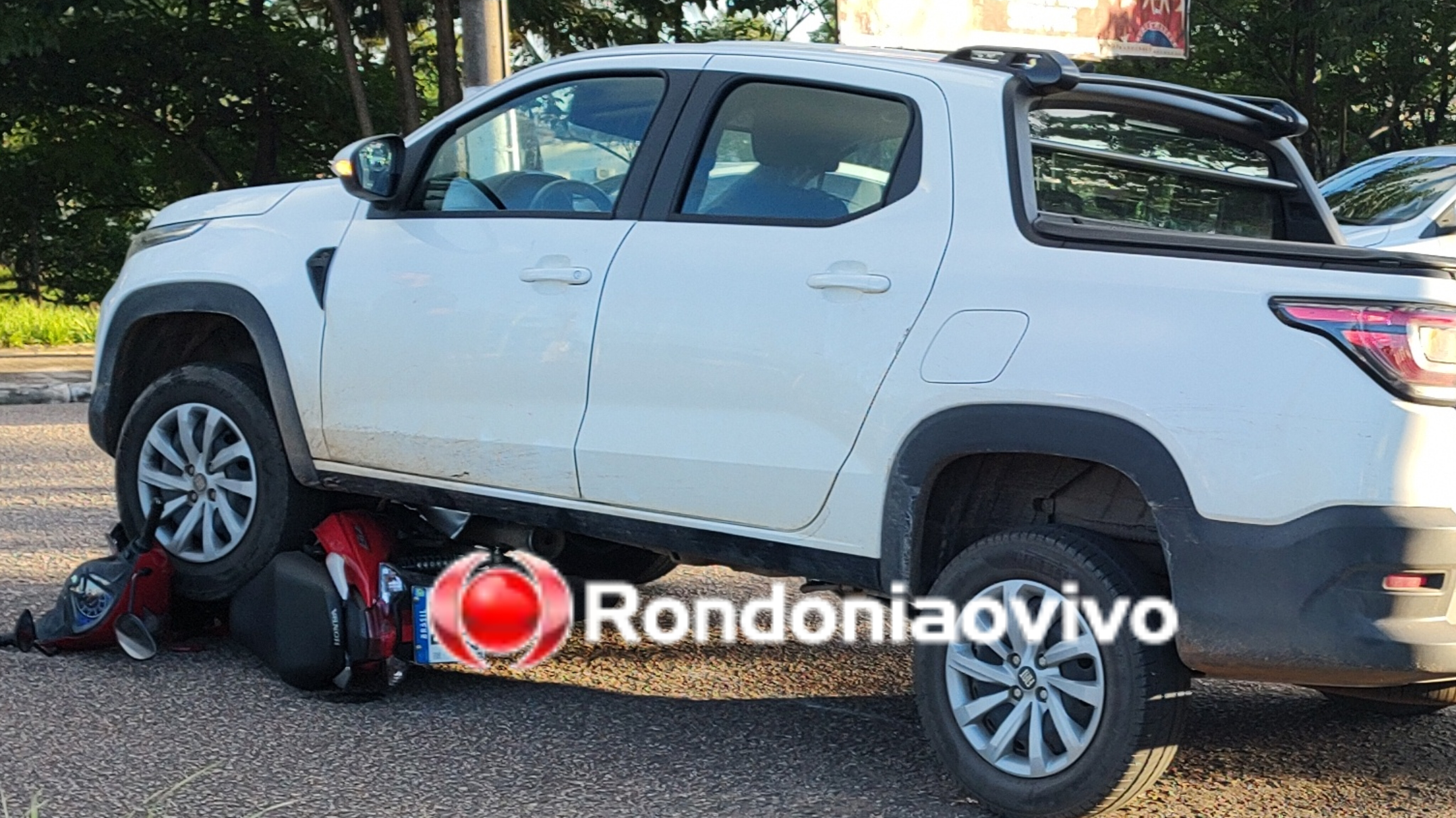 LIVRAMENTO: Mulher escapa ilesa após carro passar por cima de moto Biz 