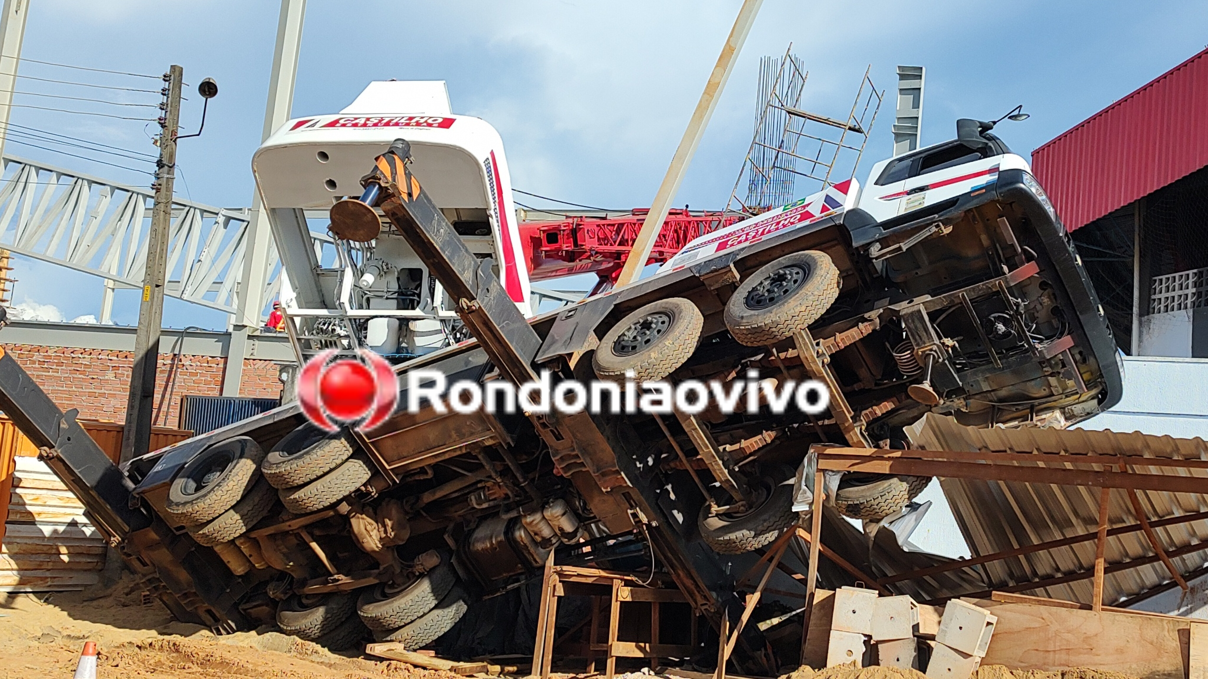 CENAS DA CIDADE: Caminhão guindaste tomba durante serviço em obra