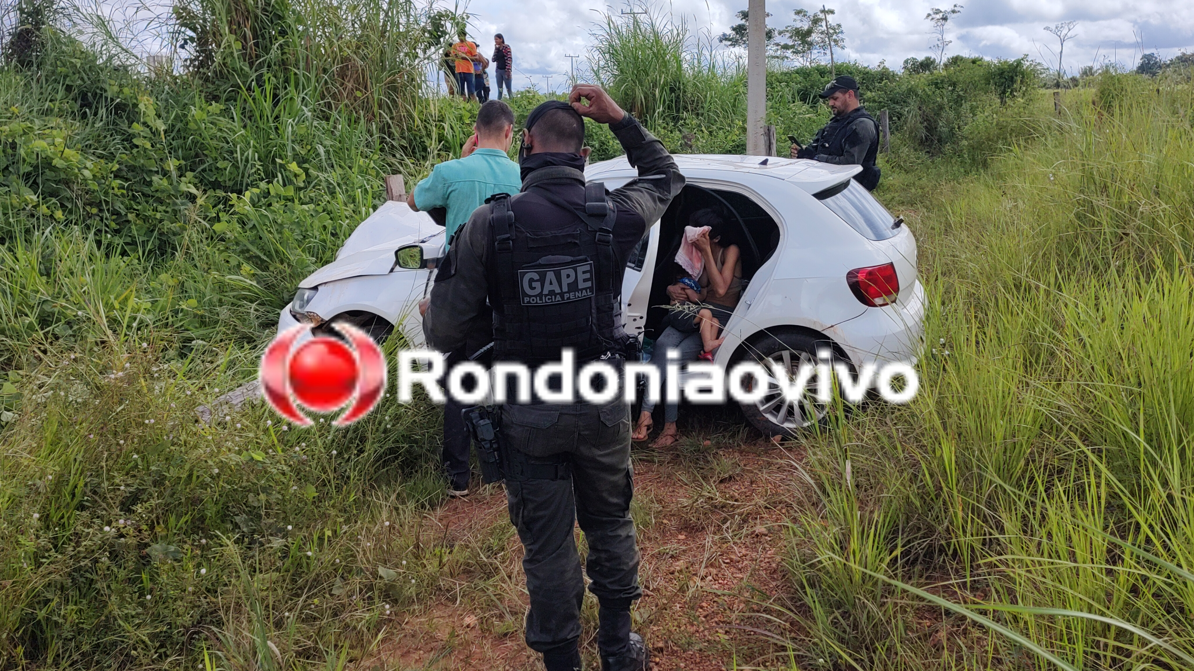 NA CURVA: Capotamento deixa criança e irmãs feridas em frente ao 470