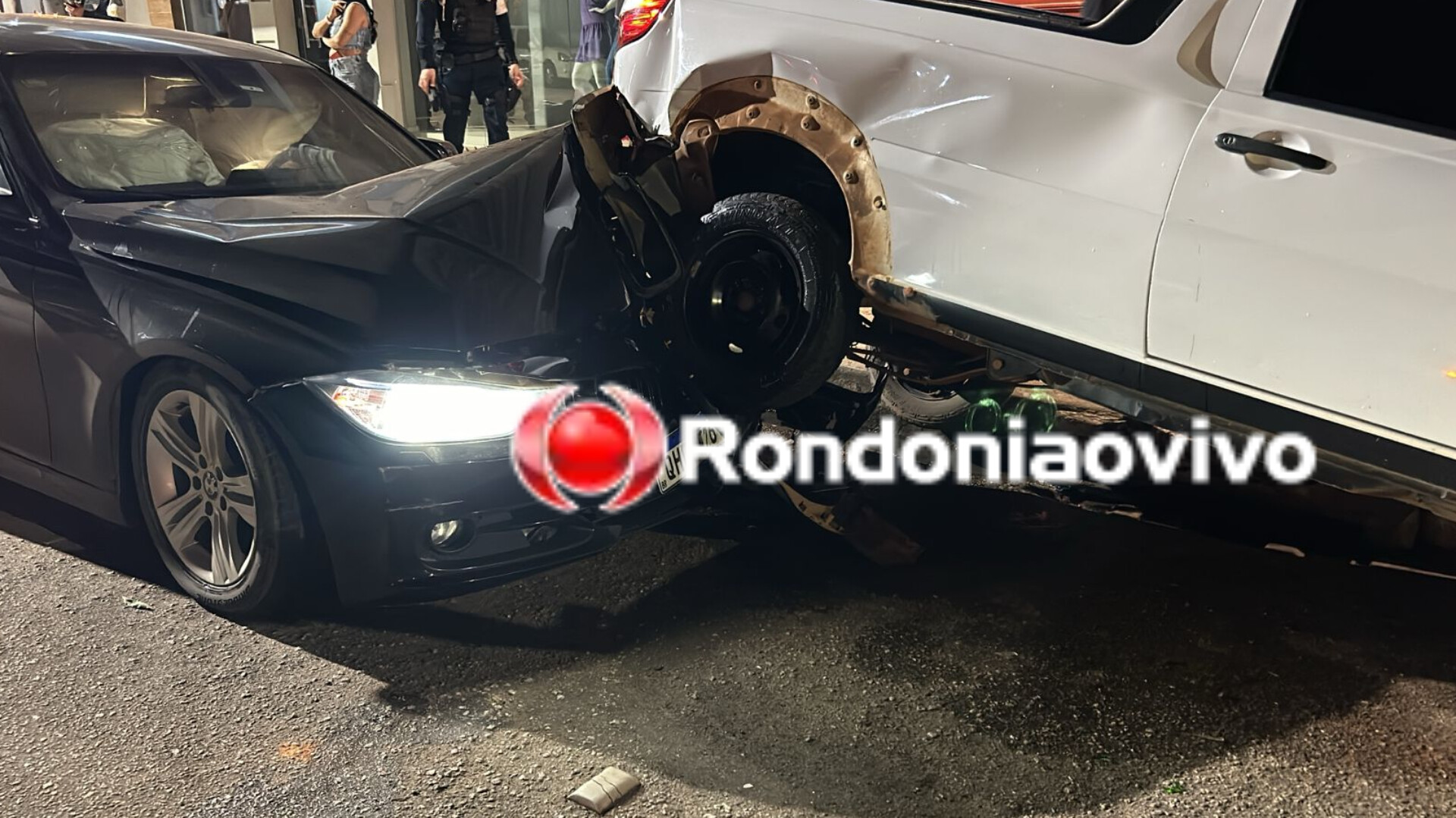 FUGIU: Motorista de BMW provoca destruição em cinco veículos na frente de boate