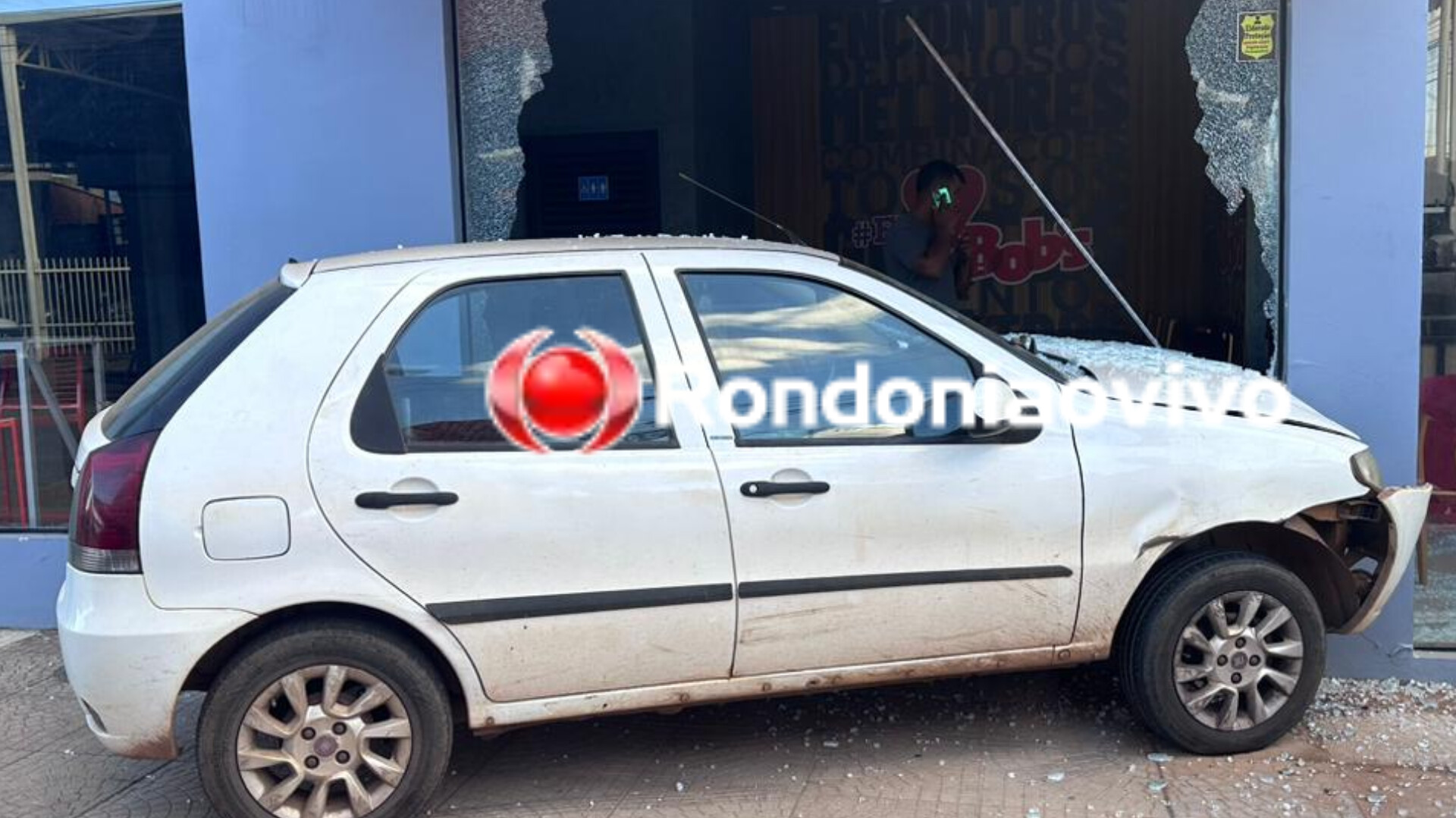 NA JATUARANA: Carro desgovernado invade loja Bob's e deixa mulher ferida