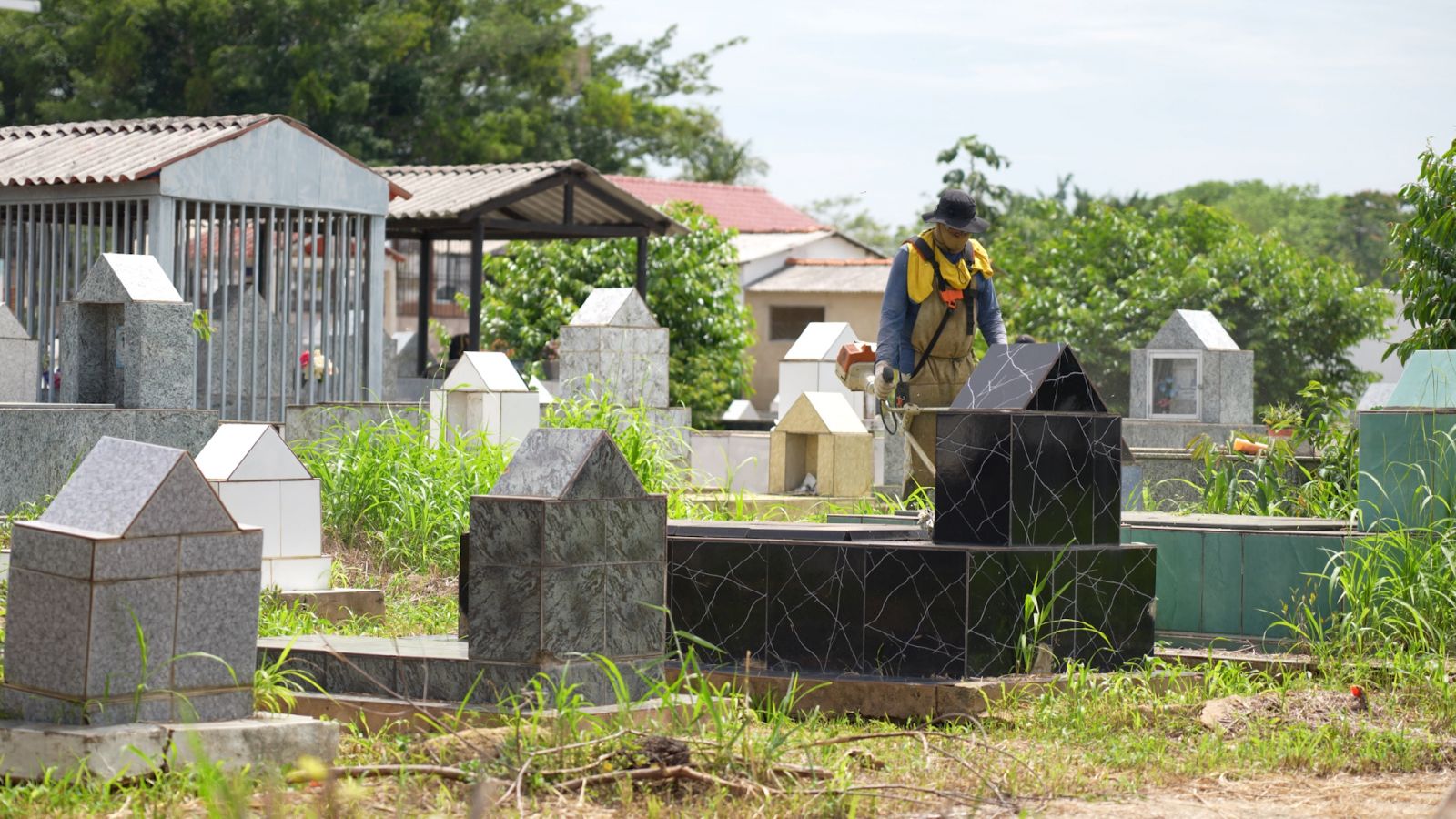 DIA DE FINADOS:  Prefeitura intensifica limpeza nos cemitérios para acolher famílias e visitantes