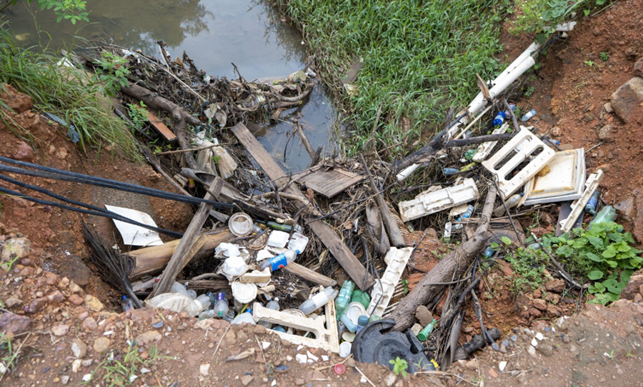 IRREGULAR: Lixo doméstico é encontrado nos canais de Porto Velho