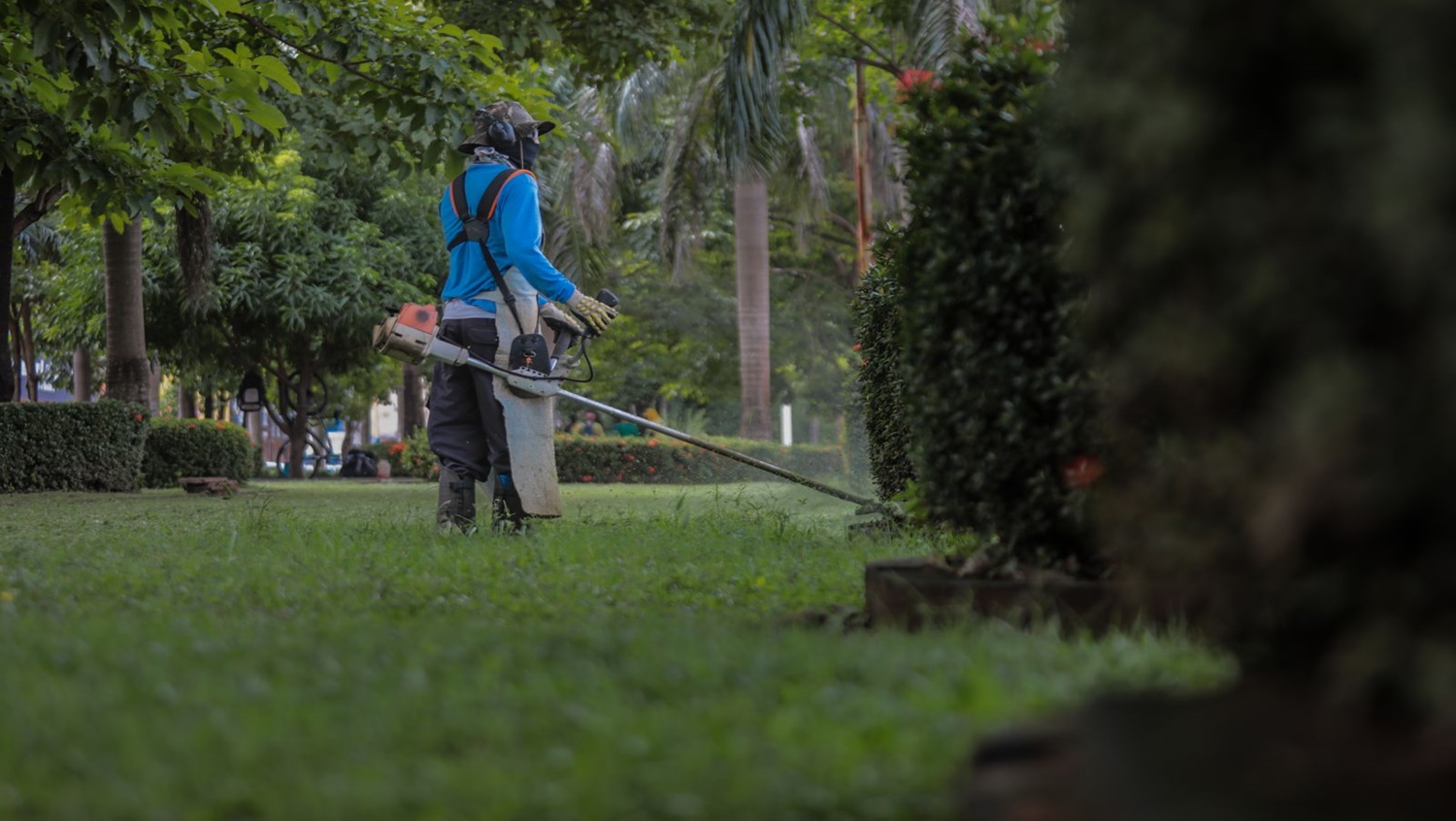 MELHORIA: Avenida Jorge Teixeira está recebendo mutirão de limpeza