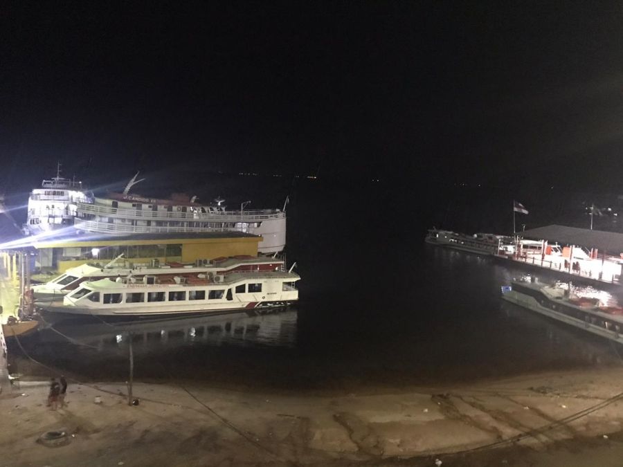 Lancha com mais de 60 passageiros bate em pedras