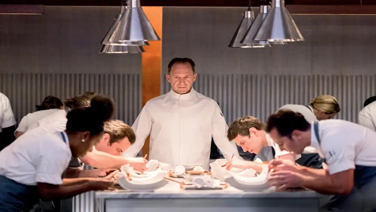 'O MENU': A lta gastronomia expõe chagas humanas em filme afiadíssimo