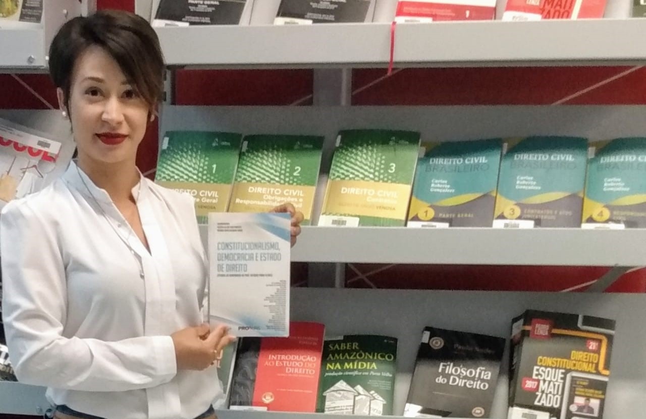 BOA AÇÃO: Professora de Direito, doa livro de sua coautoria à Biblioteca da Uniron