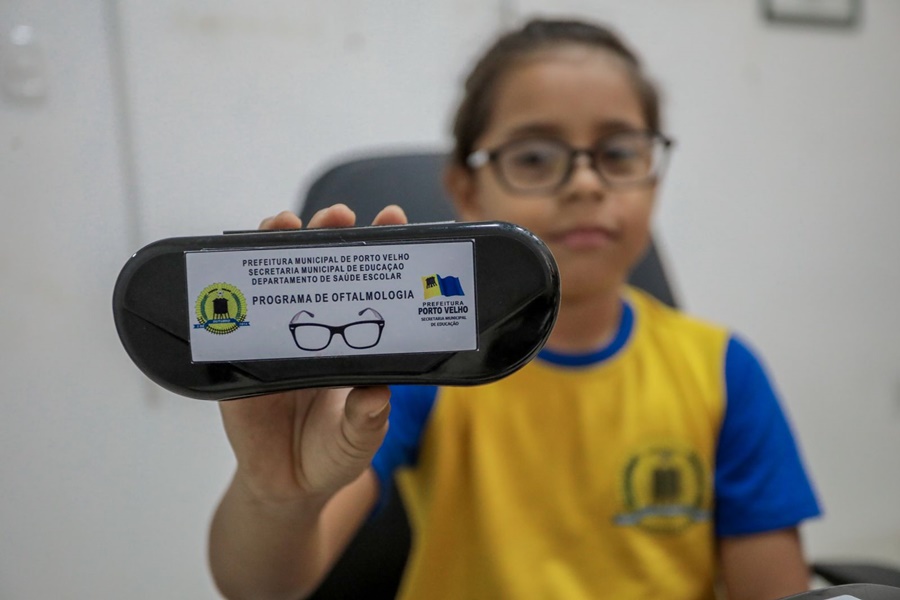 PORTO VELHO: Óculos de correção da visão são entregues a alunos da rede municipal