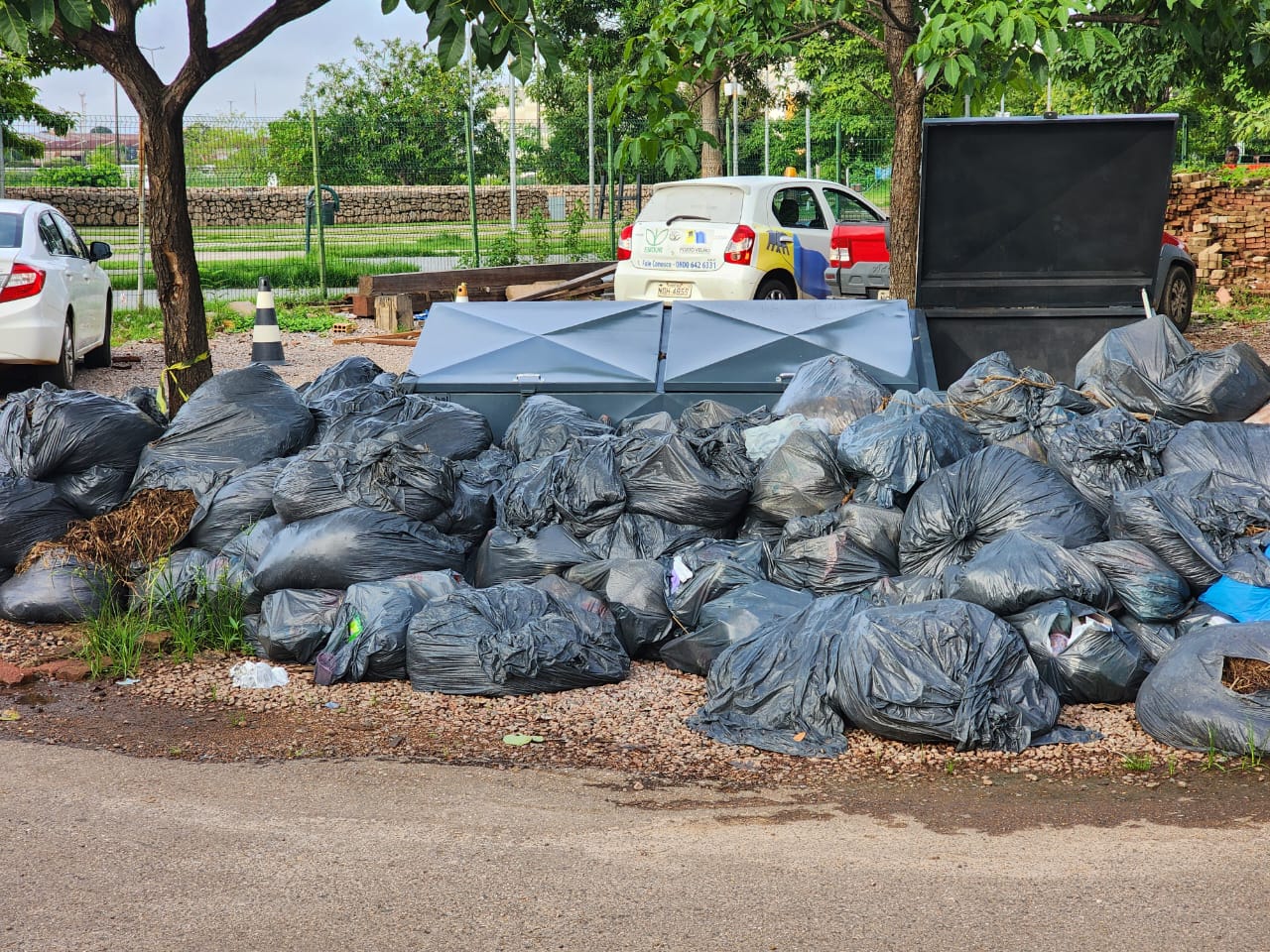 IMUNDÍCIE: Lixão se acumula no Parque da Cidade em Porto Velho