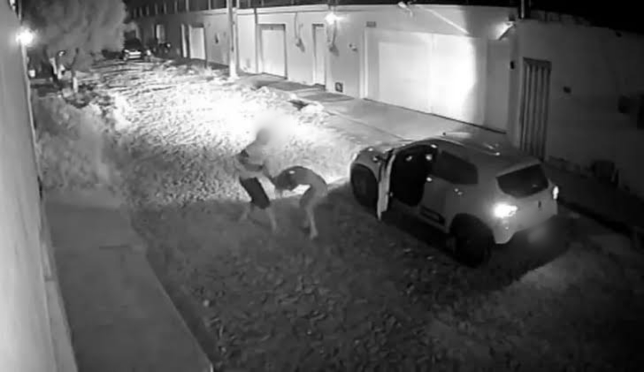 DENTRO DO CARRO: Mulher é espancada e roubada após passear com vizinho e recusar ir para motel